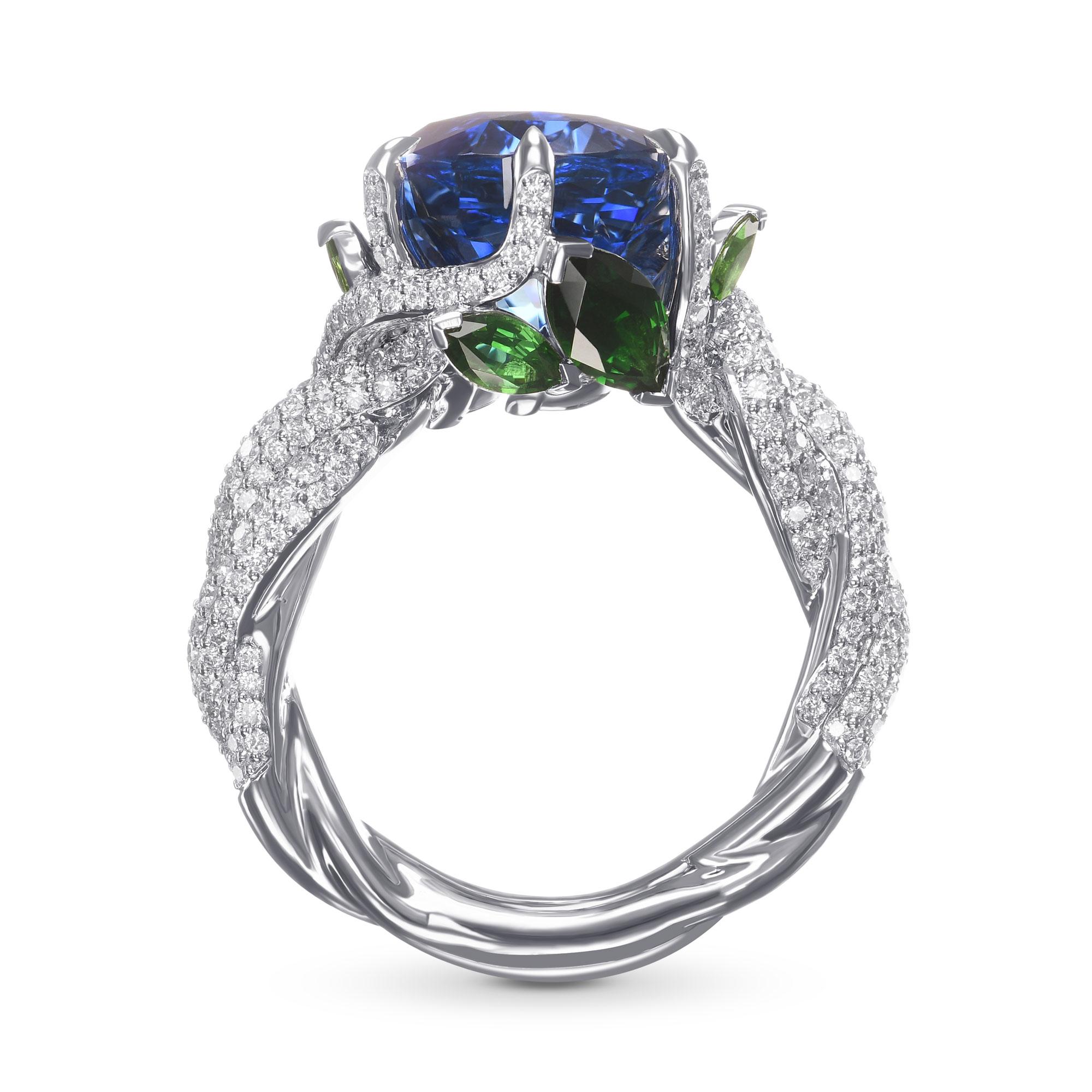 Ein außergewöhnlicher ovaler Saphir- und Diamantring mit einem zentralen Edelstein von 11,64 ct, zertifiziert von AGL. Der Saphir wird durch 6 grüne marquise Turmaline hervorgehoben, die sich auf dem Unterbau des Rings befinden, und der geflochtene