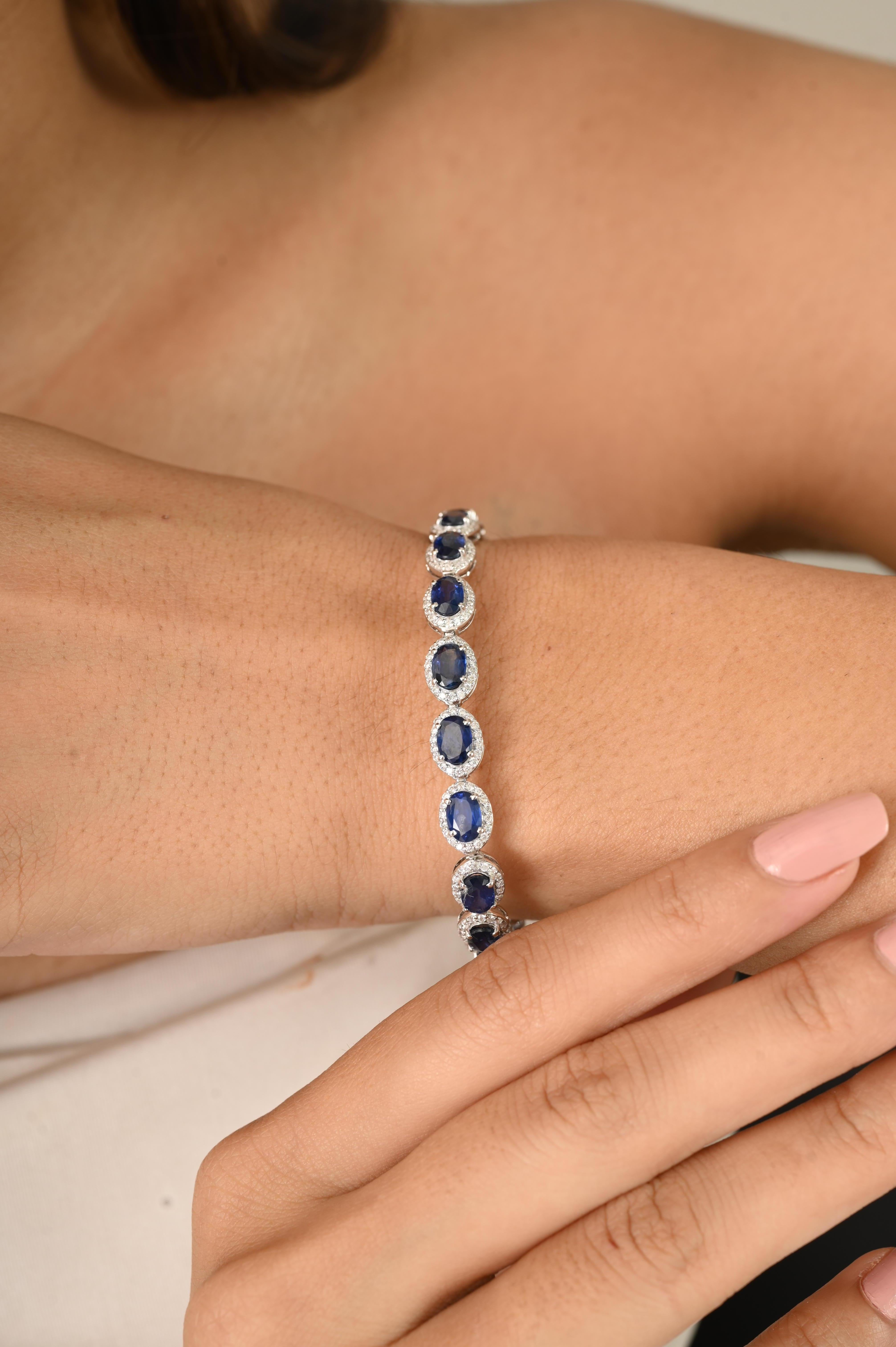 Questo bracciale tennis con zaffiro blu naturale e diamanti a raggiera in oro bianco 18 carati presenta 11,65 carati di un vibrante zaffiro blu dal taglio ovale, incorniciato da un'aureola di 1,9 carati di splendidi diamanti rotondi. Realizzato in
