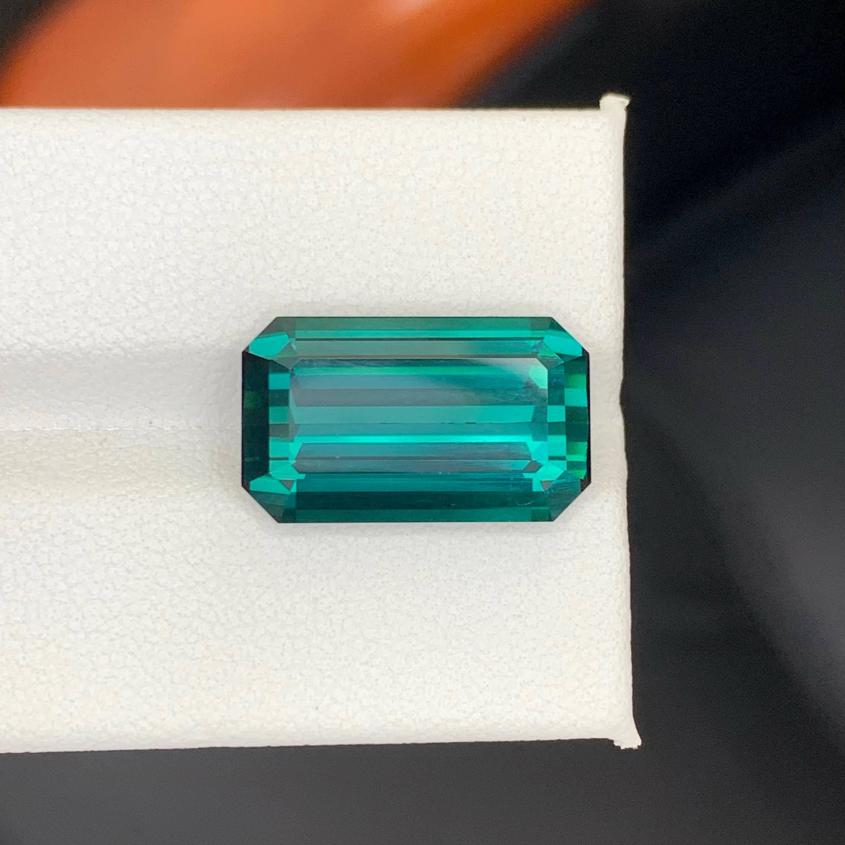 Poids 11,65 carats 
Dimensions 17.8x10.5x7.1mm
Traitement Aucun 
Origine afghane 
Clarity Loup Clean 
Forme Coupe Émeraude 




Cette tourmaline bleue en vrac de 11,65 carats présente une étonnante teinte bleu océan profond avec une clarté et une