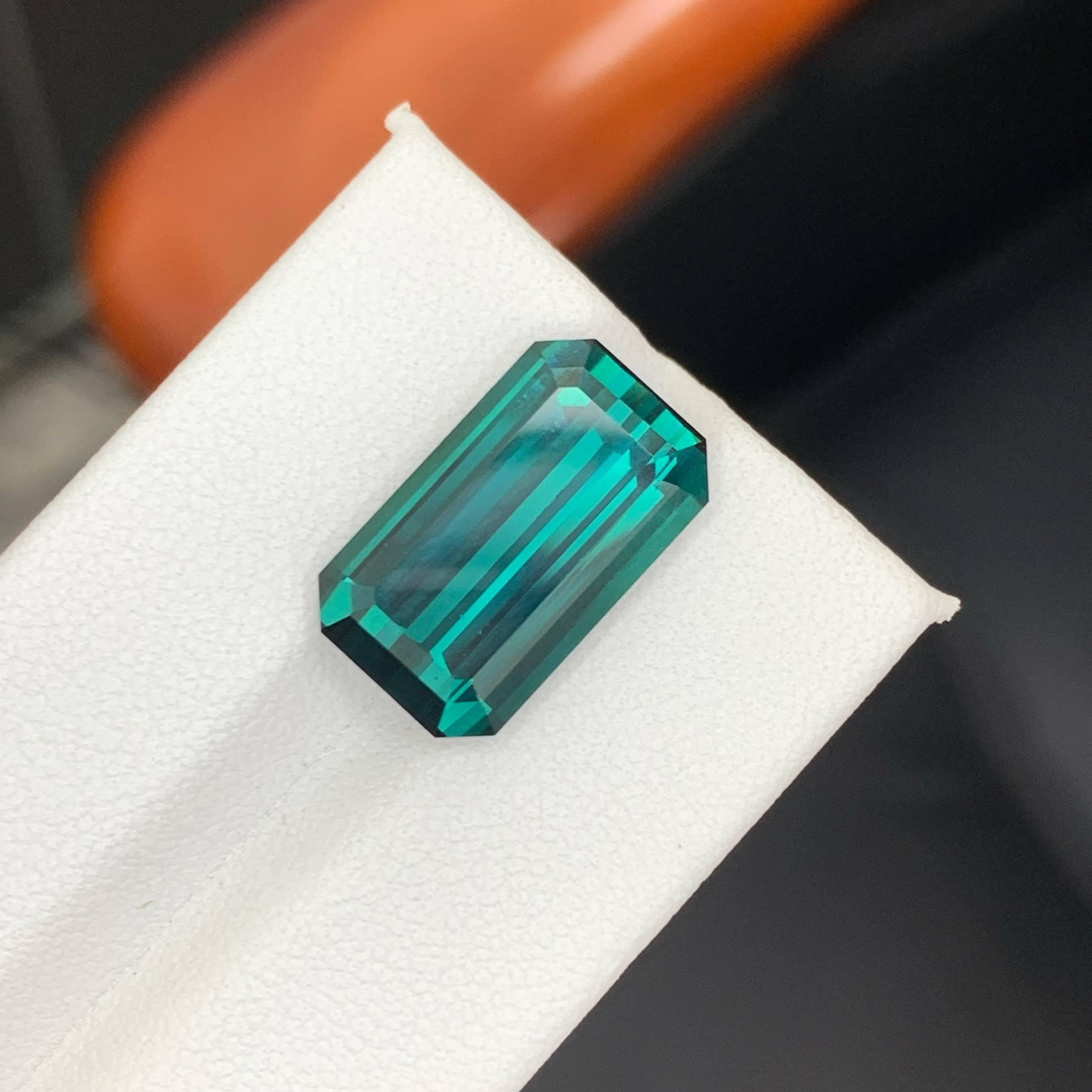 Moderne 11.65 Carat Natural Loose Blue Color Tourmaline Emerald Cut Afghan Gemstone (pierre précieuse afghane) en vente