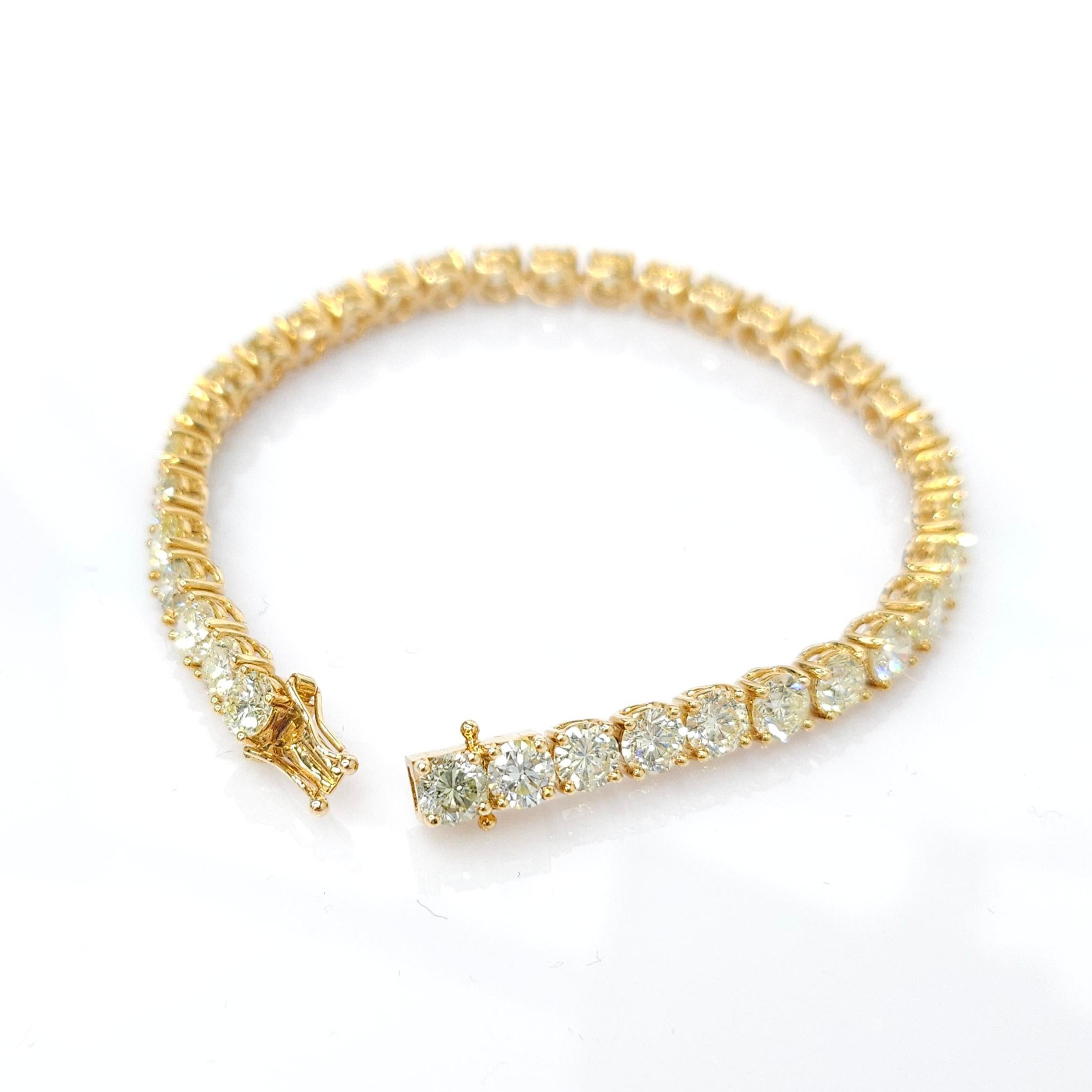 Ornez votre poignet de l'élégance intemporelle et de la beauté chatoyante de cet exquis bracelet de tennis en or jaune 18 carats à diamants ronds totaux de 11,65 carats. Fabriqué à la perfection, ce bracelet est une véritable pièce d'apparat qui
