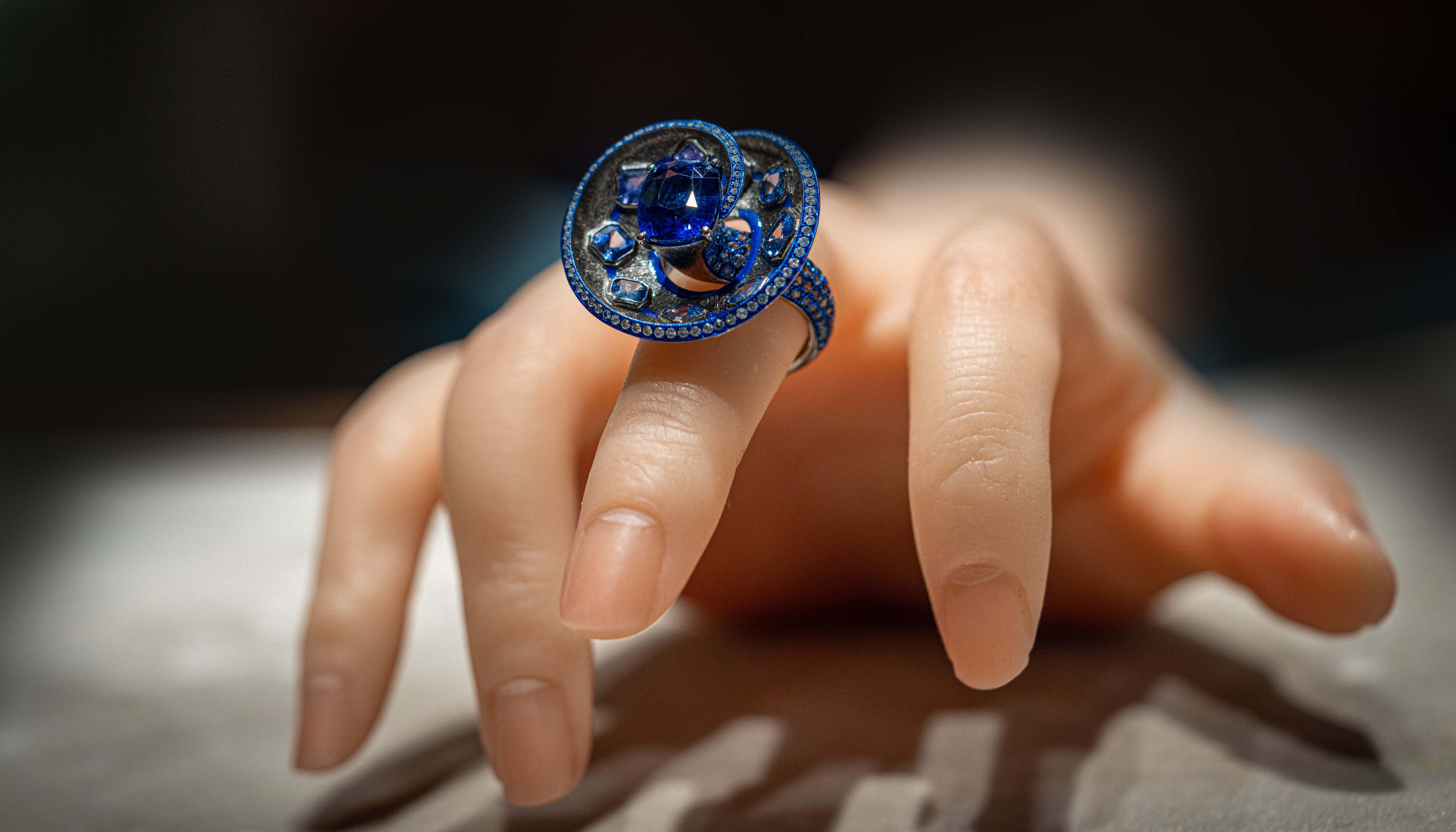 Spiralring mit 11,65 Karat blauem Saphir und Diamant, 18 Karat Weißgold, Austy Lee im Angebot 4