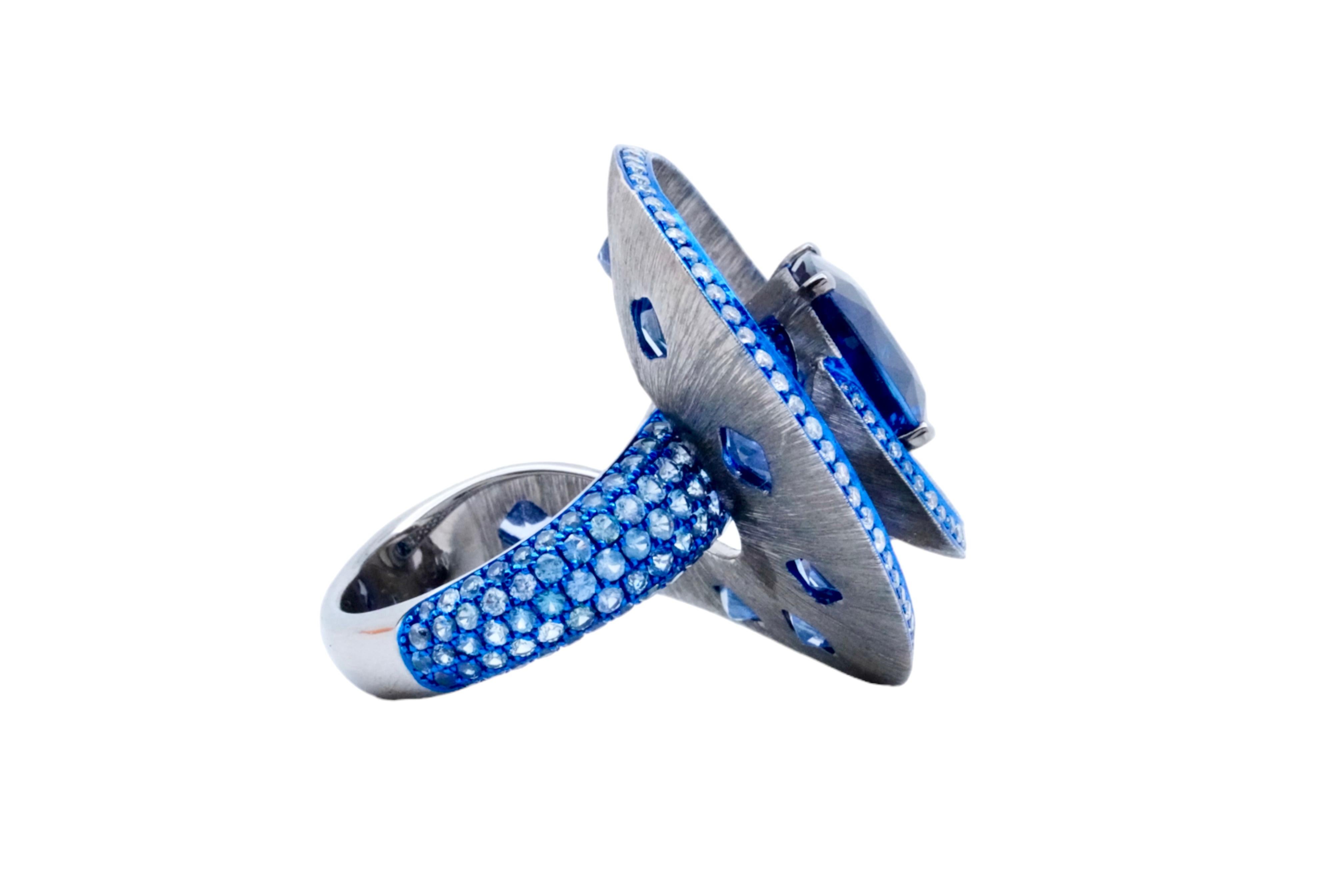 Spiralring mit 11,65 Karat blauem Saphir und Diamant, 18 Karat Weißgold, Austy Lee (Moderne) im Angebot