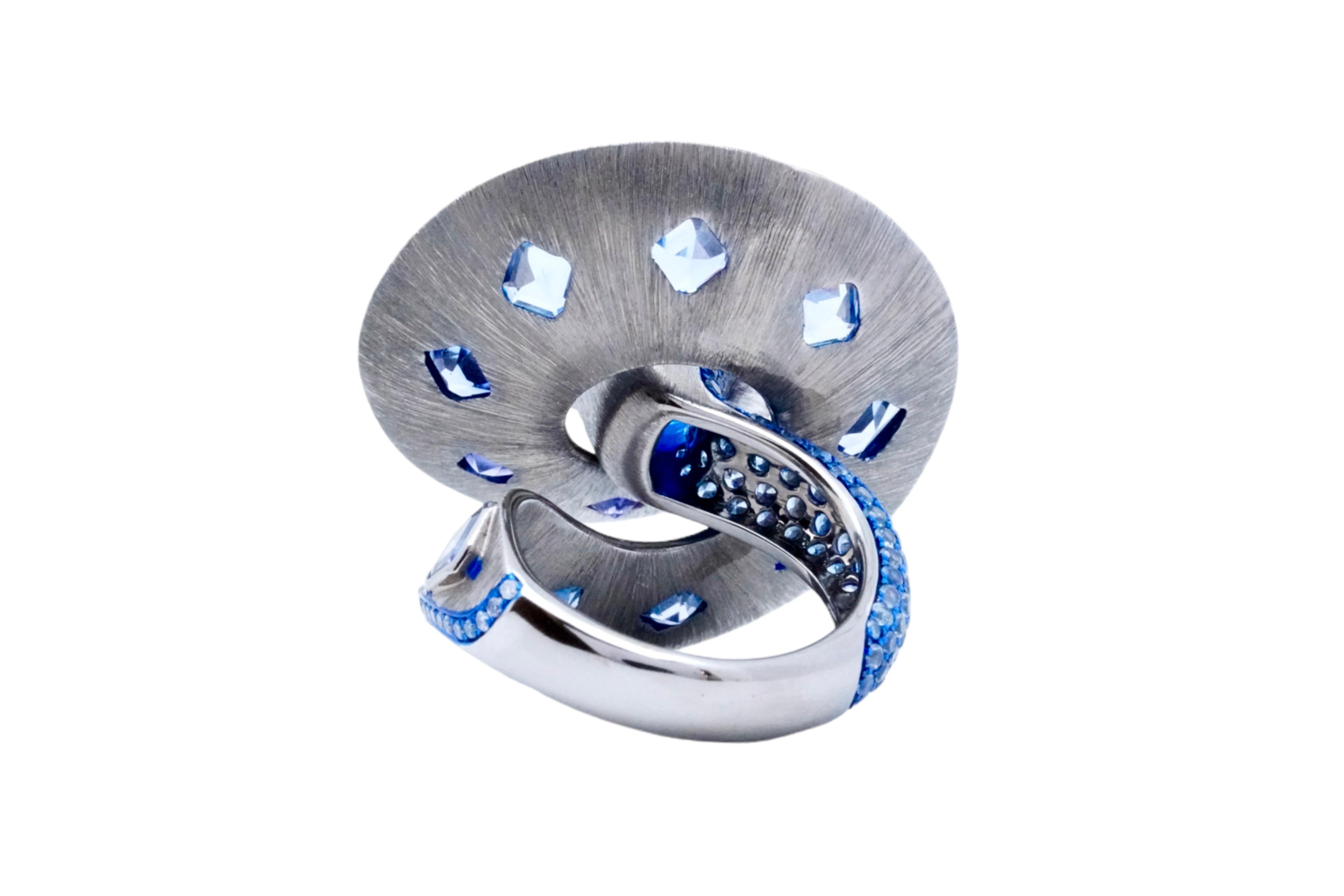 Spiralring mit 11,65 Karat blauem Saphir und Diamant, 18 Karat Weißgold, Austy Lee (Gemischter Schliff) im Angebot
