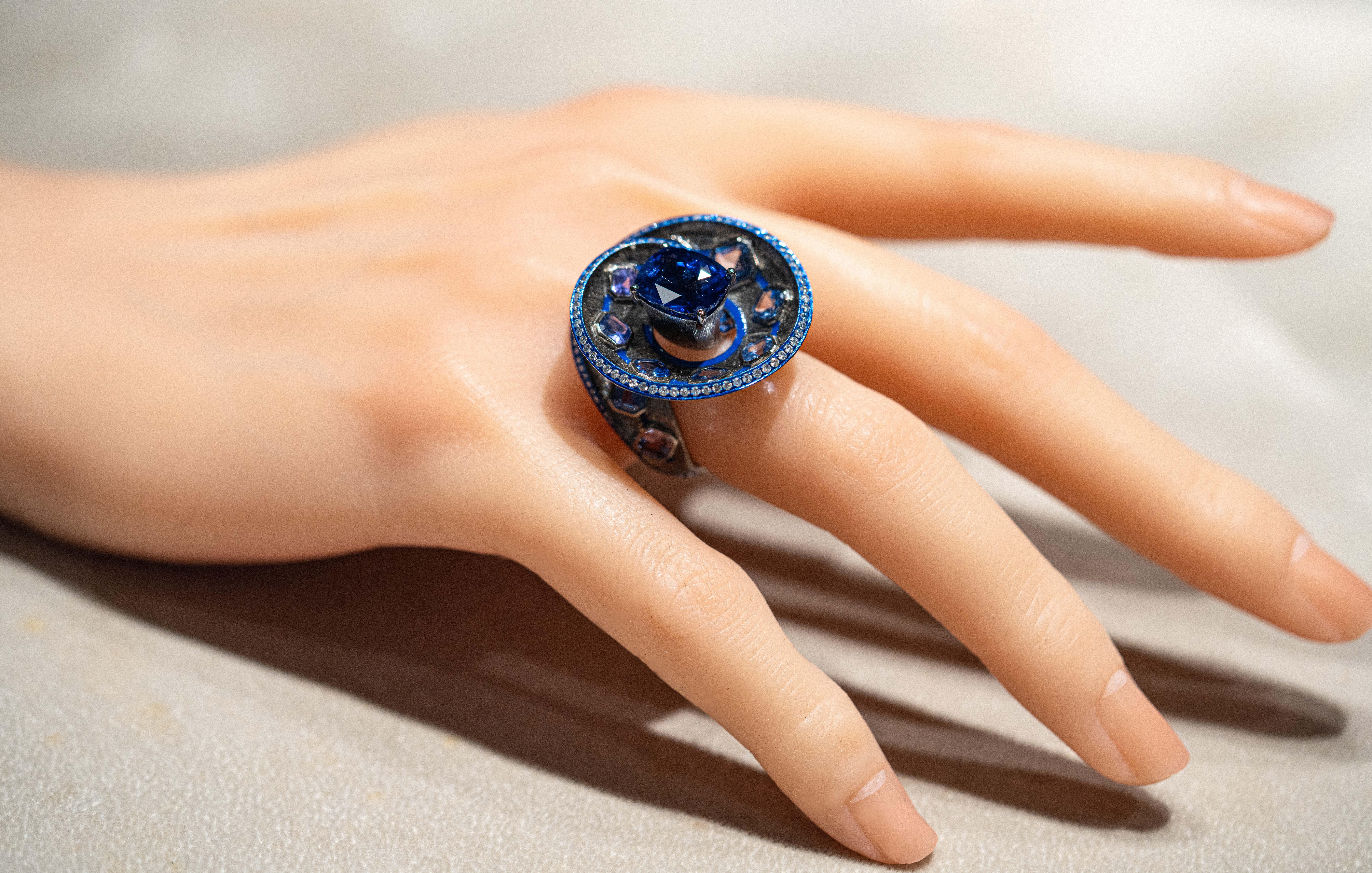 Spiralring mit 11,65 Karat blauem Saphir und Diamant, 18 Karat Weißgold, Austy Lee für Damen oder Herren im Angebot