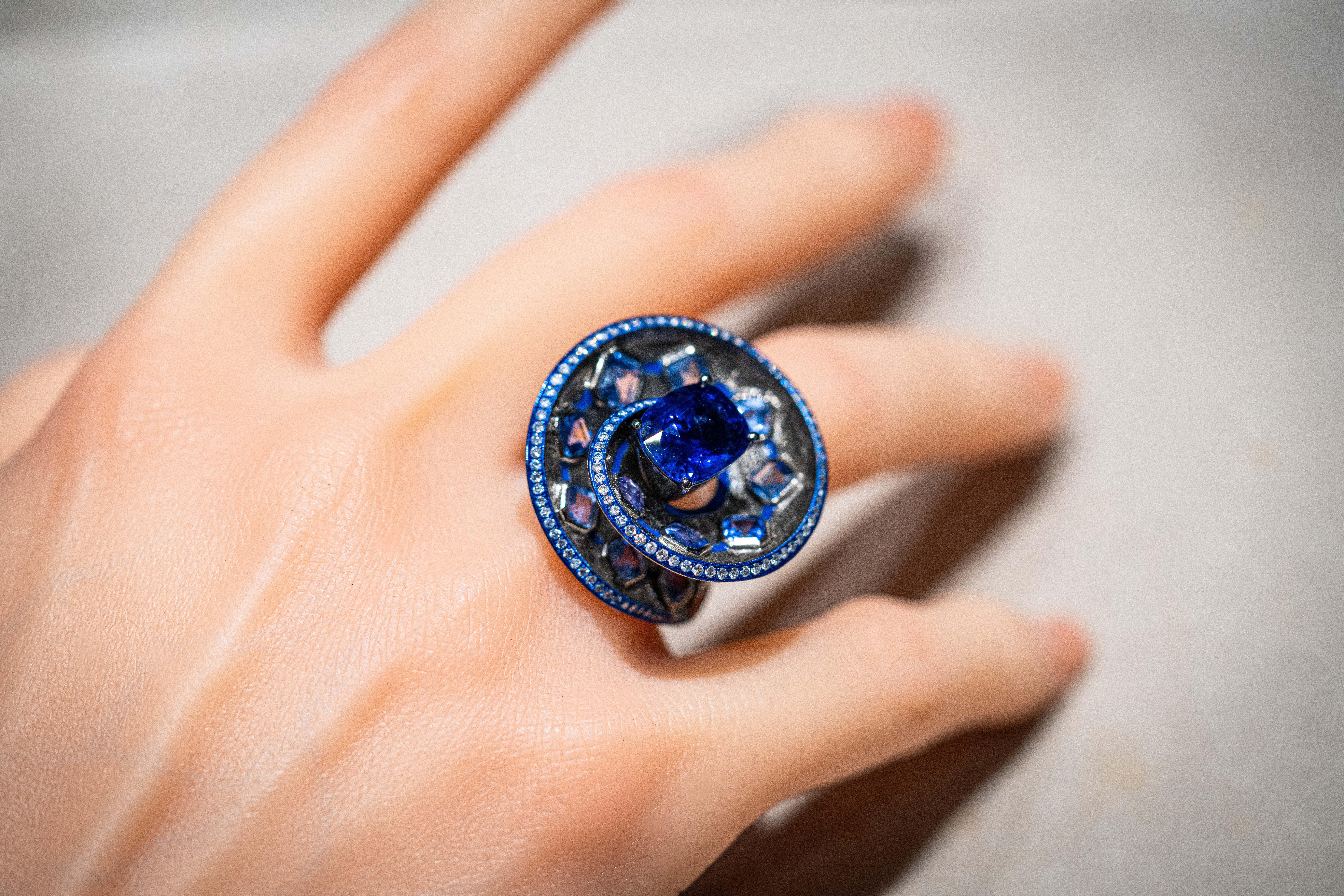 Spiralring mit 11,65 Karat blauem Saphir und Diamant, 18 Karat Weißgold, Austy Lee im Angebot 1