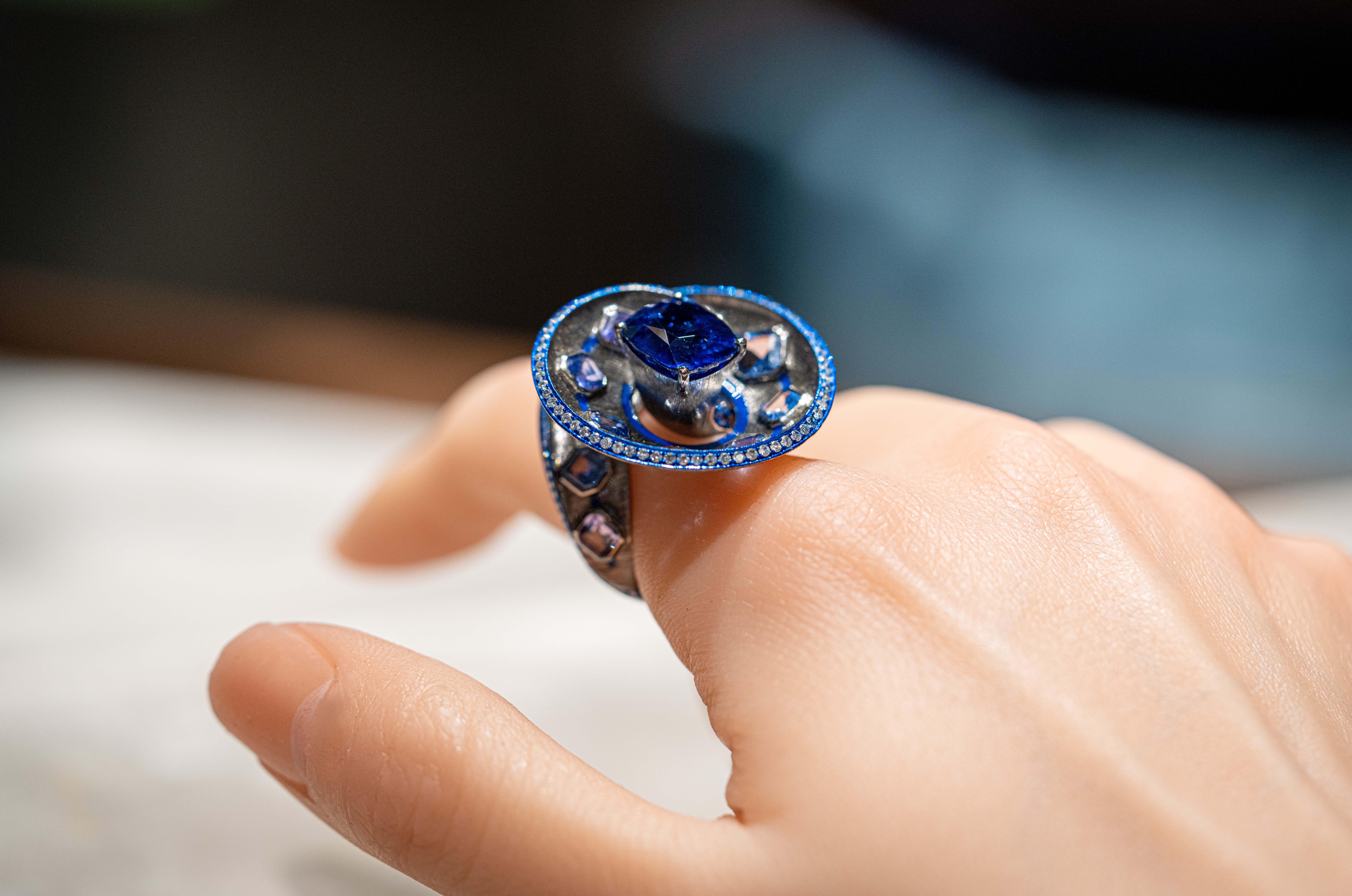 Spiralring mit 11,65 Karat blauem Saphir und Diamant, 18 Karat Weißgold, Austy Lee im Angebot 2