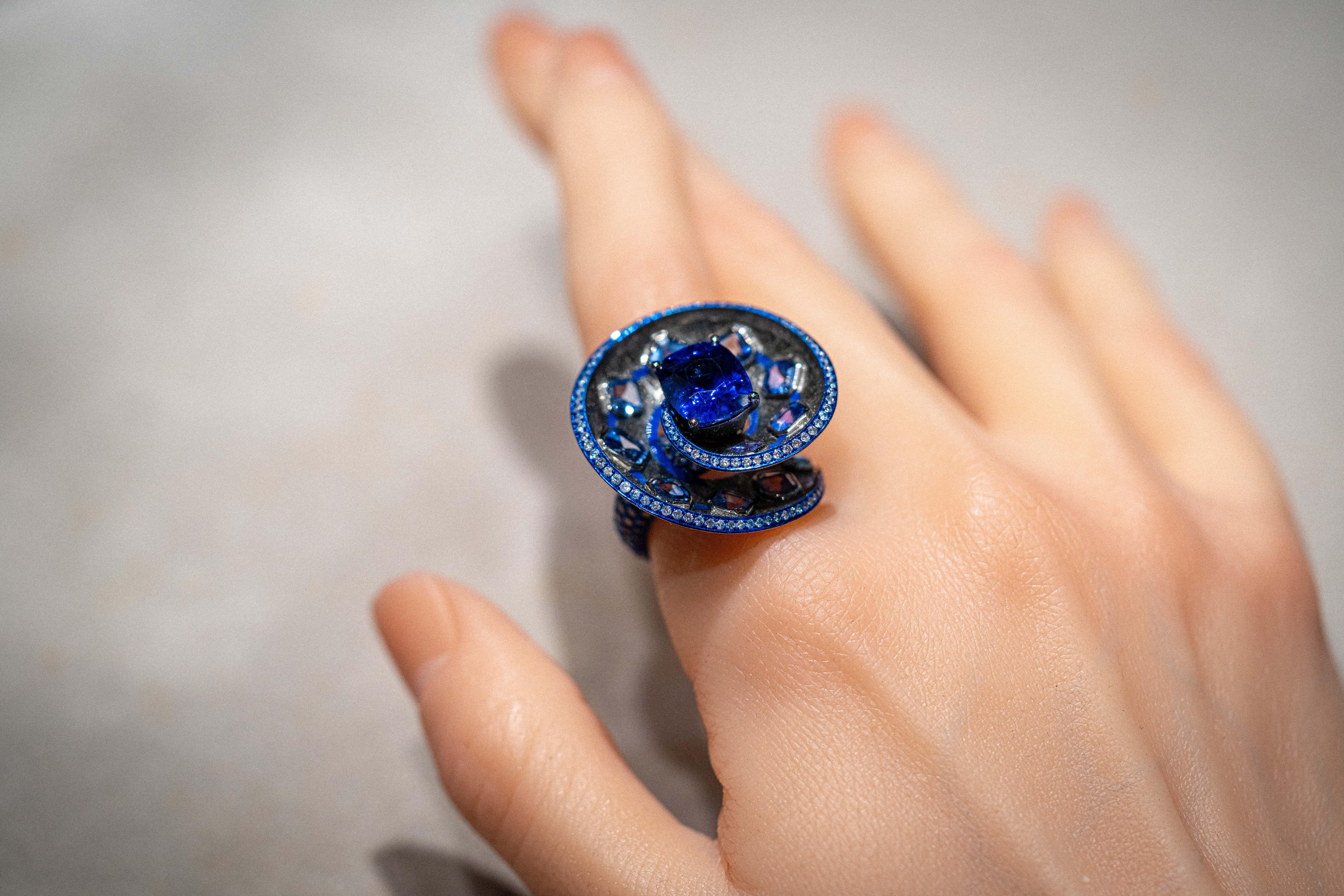 Spiralring mit 11,65 Karat blauem Saphir und Diamant, 18 Karat Weißgold, Austy Lee im Angebot 3