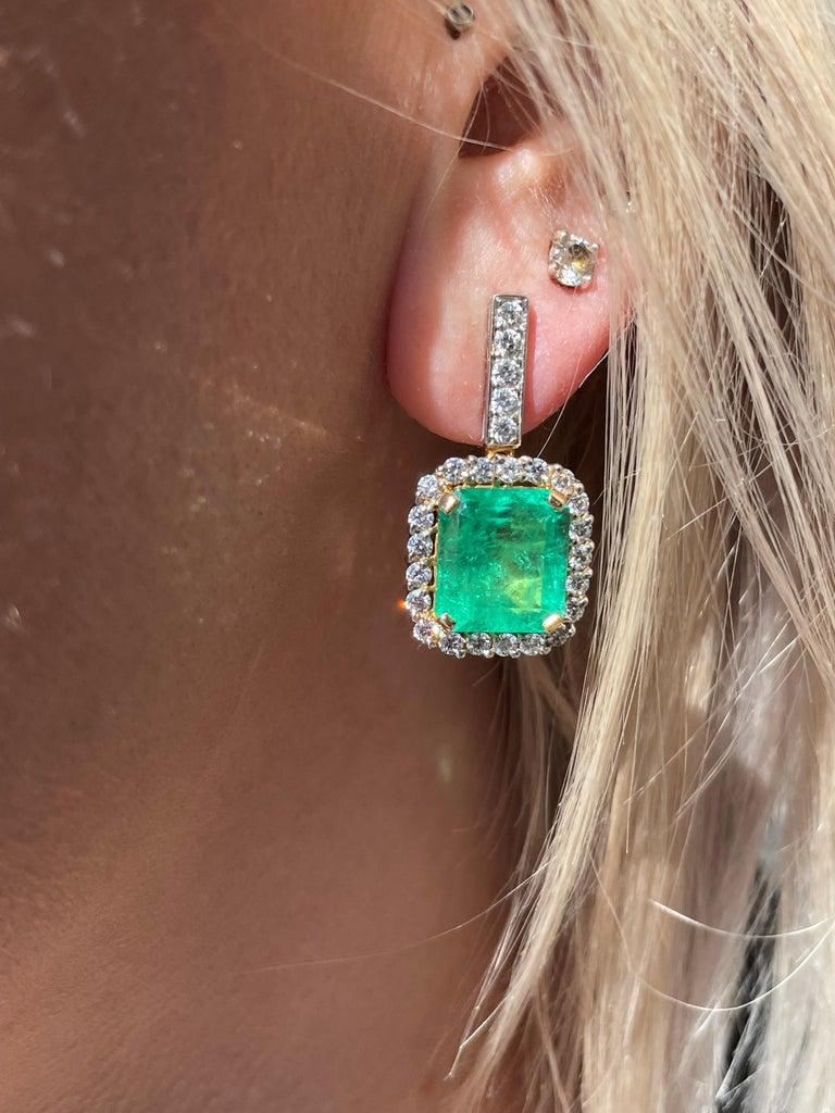 Ces boucles d'oreilles élégantes sont fabriquées en platine et en or jaune 18 carats et mettent en valeur deux émeraudes de Colombie de taille émeraude de 11,67 carats de poids total. Les caractéristiques comprennent un poids total de 1,61 carat de