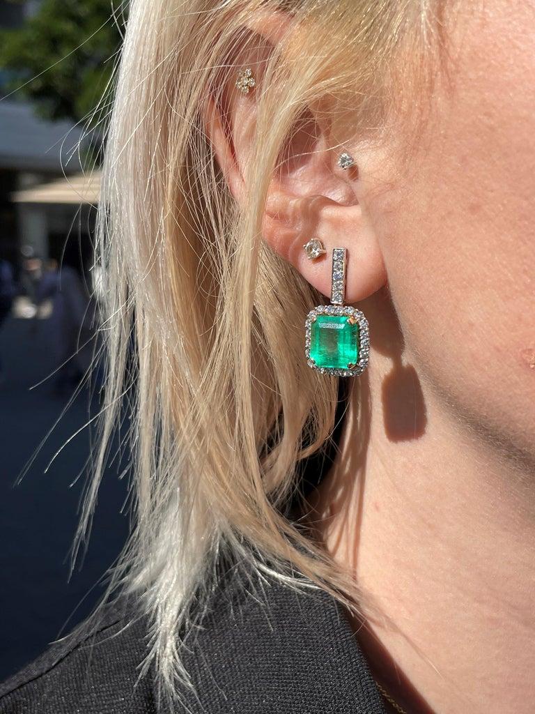 Taille émeraude Boucles d'oreilles en diamants et émeraude de Colombie d'un poids total de 11,67 carats en vente