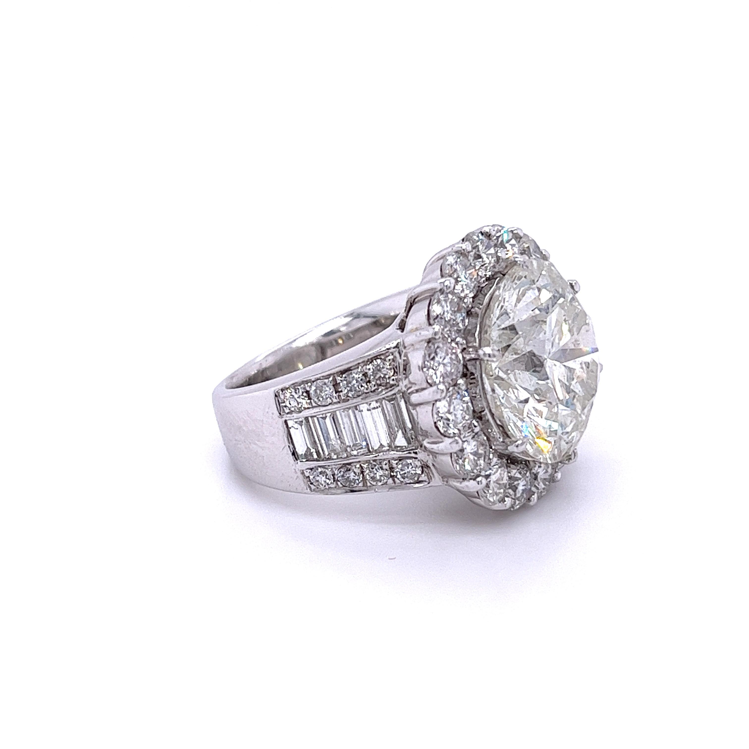 Anillo de diamantes de corte redondo de 11,68 quilates con certificación EGL y halo de diamantes en platino Corte redondo en venta