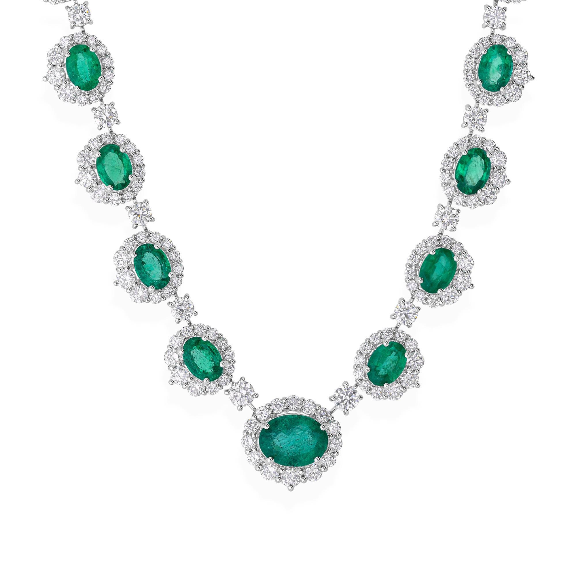 Diese Halskette ist ein Meisterwerk der Edelsteinkunst und besteht aus 11,68 Karat natürlichen Smaragden aus Sambia, die für ihren satten, samtig grünen Farbton und ihre außergewöhnliche Transparenz geschätzt werden. Jeder Smaragd wird von Hand nach