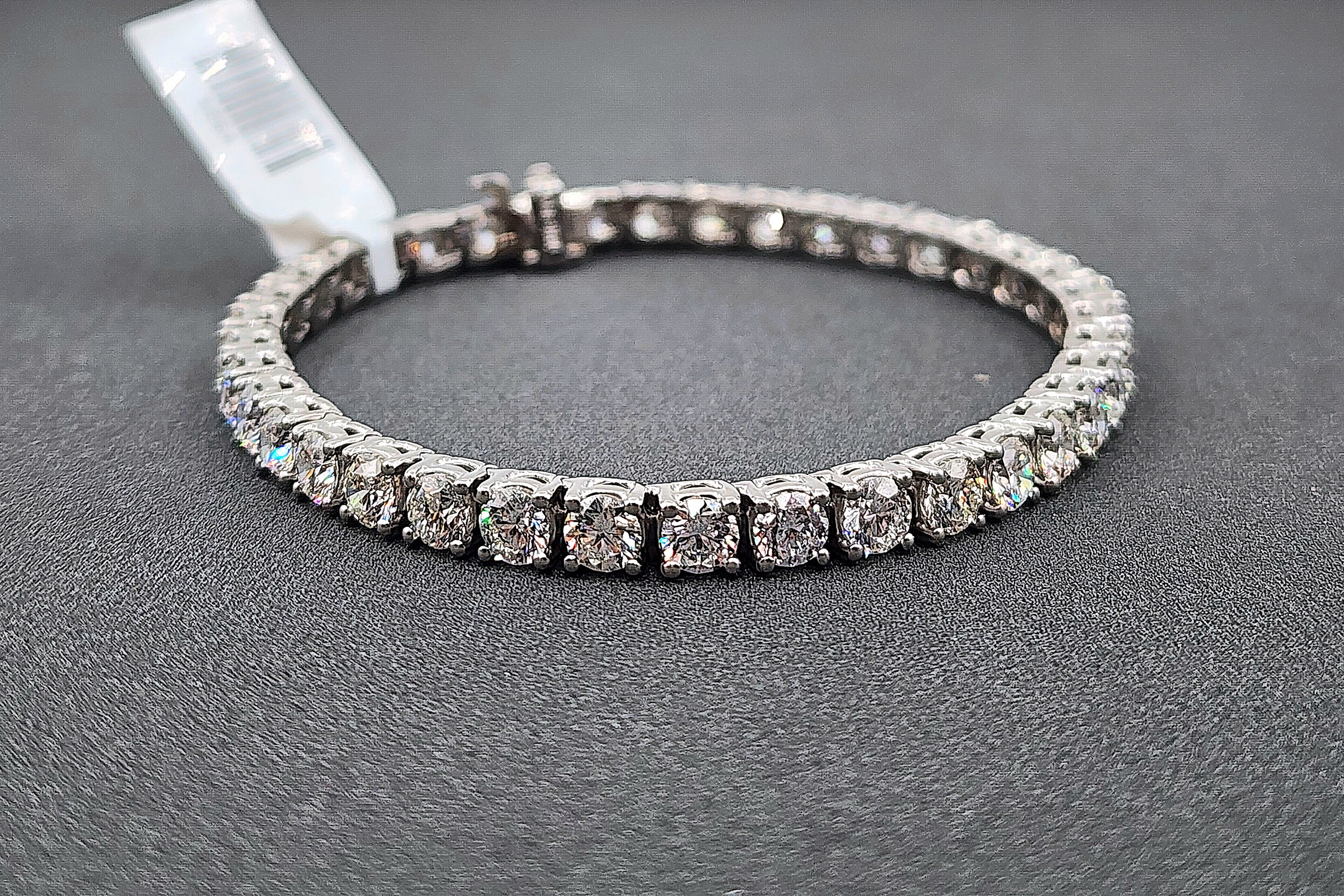 Impresionante pulsera de diamantes estilo «tenis» de 11,68 ct con montura de platino en venta