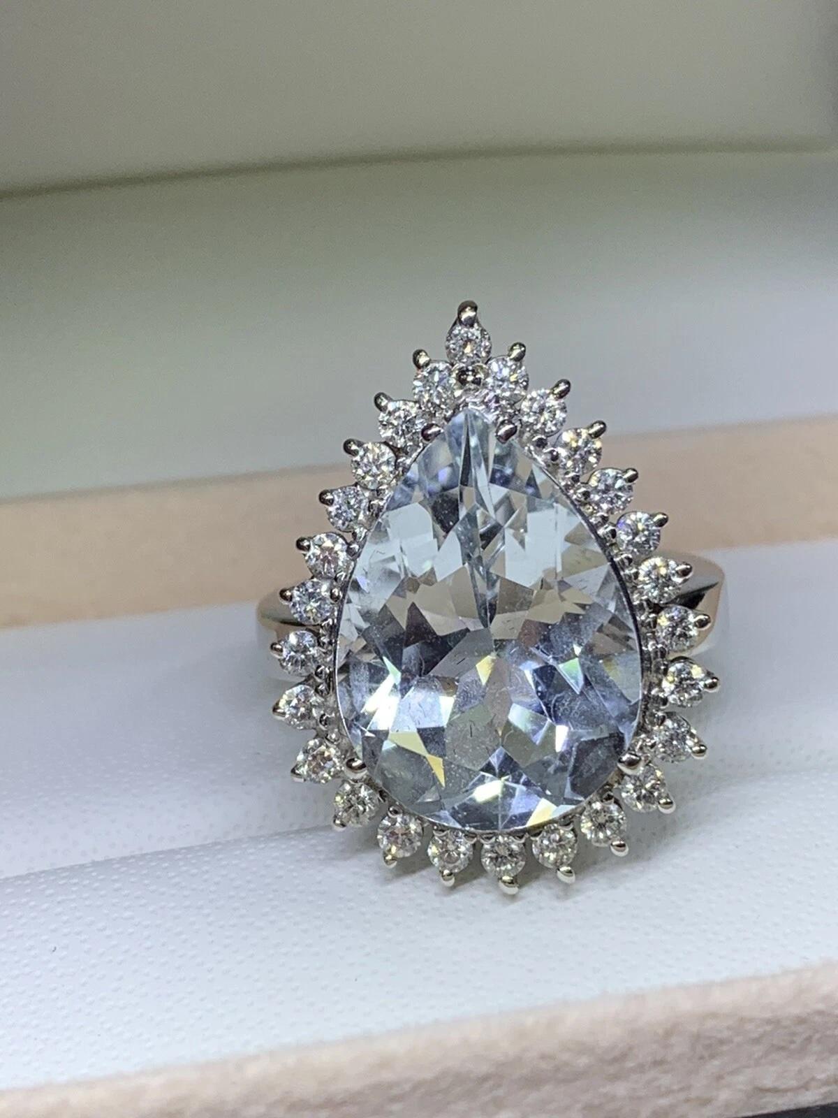 11.68ct Aquamarine Pear shape and diamonds engagement cocktail ring in 18k gold. In New Condition For Sale In London, GB