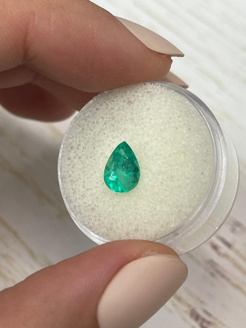 A. Stone: Smeraldo
Peso: 1,16 carati
Forma: Taglio a pera
Chiarezza: Trasparente
Lucentezza: Molto buono
Colore: verde medio chiaro
Misure: 8,55 mm x 6,03 mm x 4,63 mm
Origine geografica: Colombia
Trattamento: Naturale, oliatura

Commenti: A causa