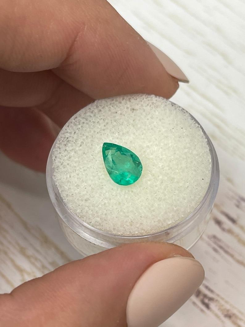 Moderno Smeraldo colombiano verde primaverile da 1,16 carati - Gemma di maggio a goccia con taglio a pera in vendita