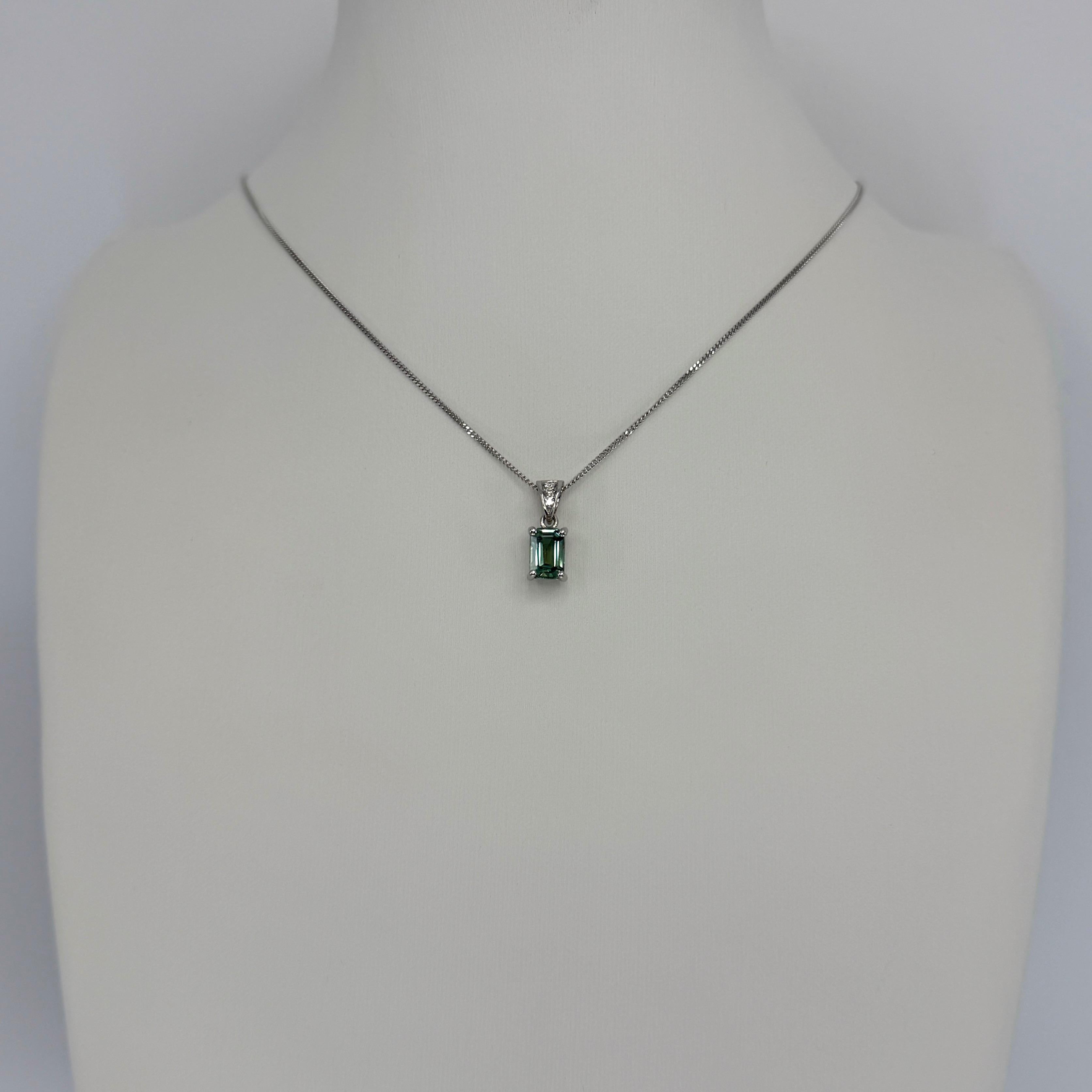 Colgante solitario de platino talla esmeralda y zafiro verde vivo de 1,16 ct Corte esmeralda en venta