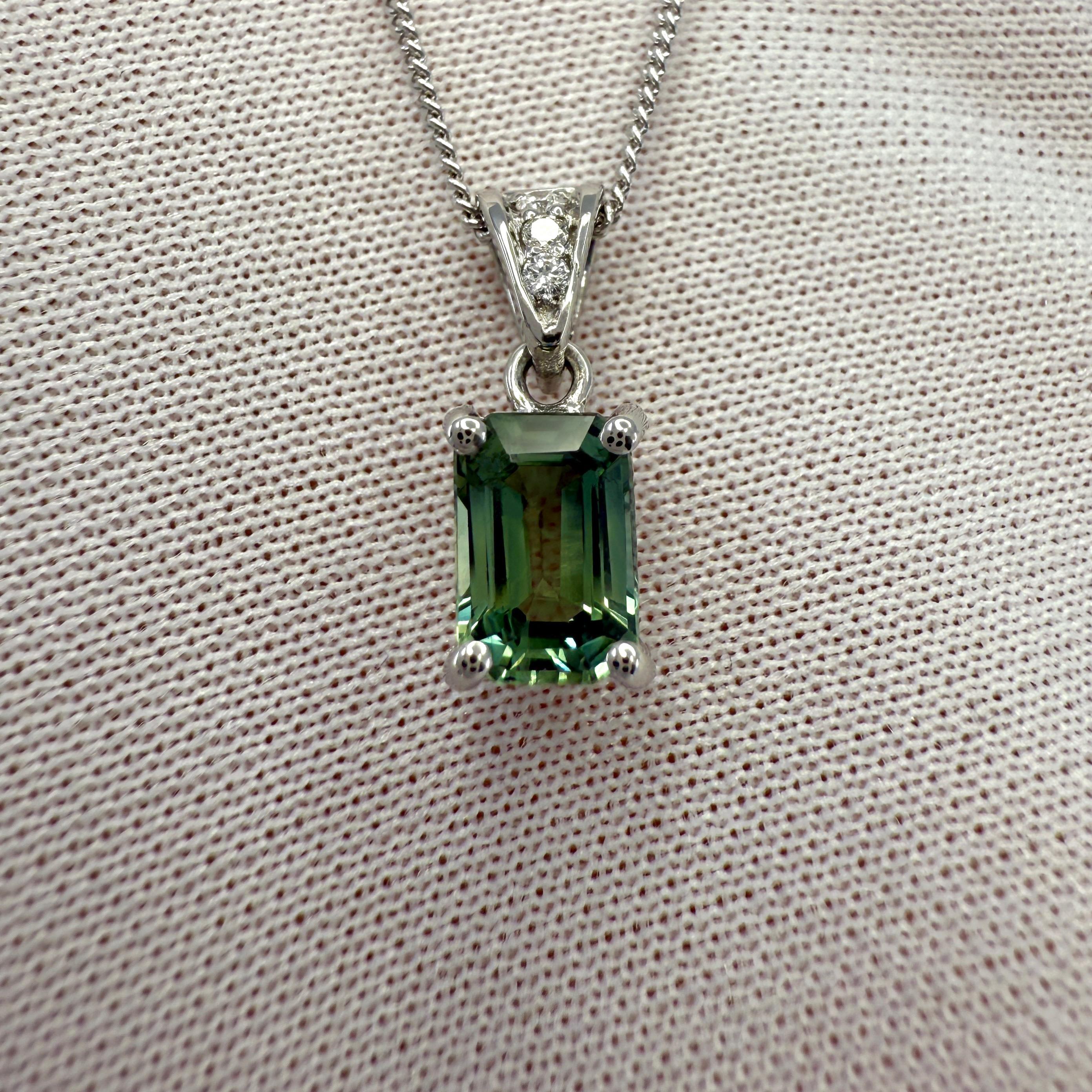 Colgante solitario de platino talla esmeralda y zafiro verde vivo de 1,16 ct en Nuevo estado para la venta en Birmingham, GB
