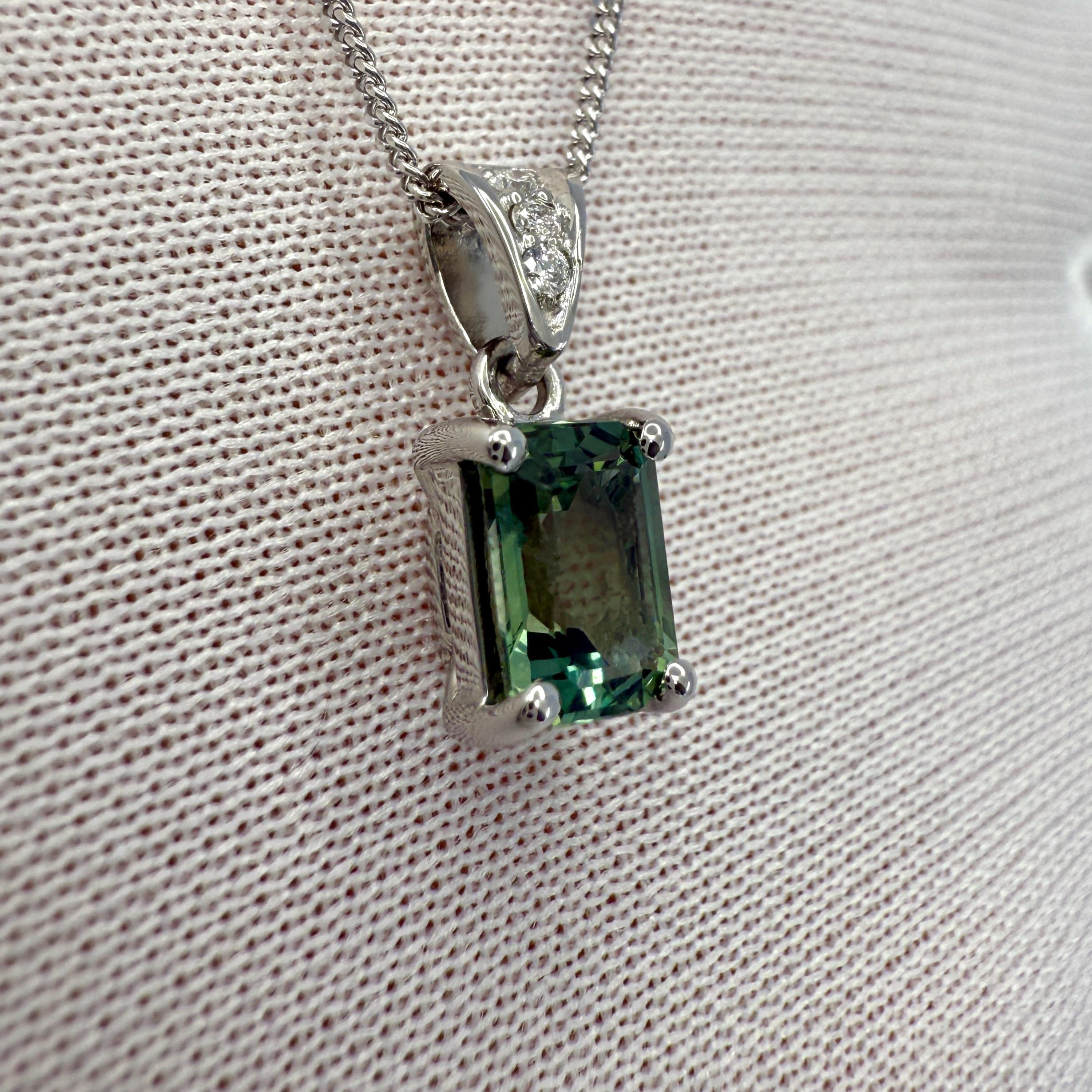 Femenino o masculino Colgante solitario de platino talla esmeralda y zafiro verde vivo de 1,16 ct en venta