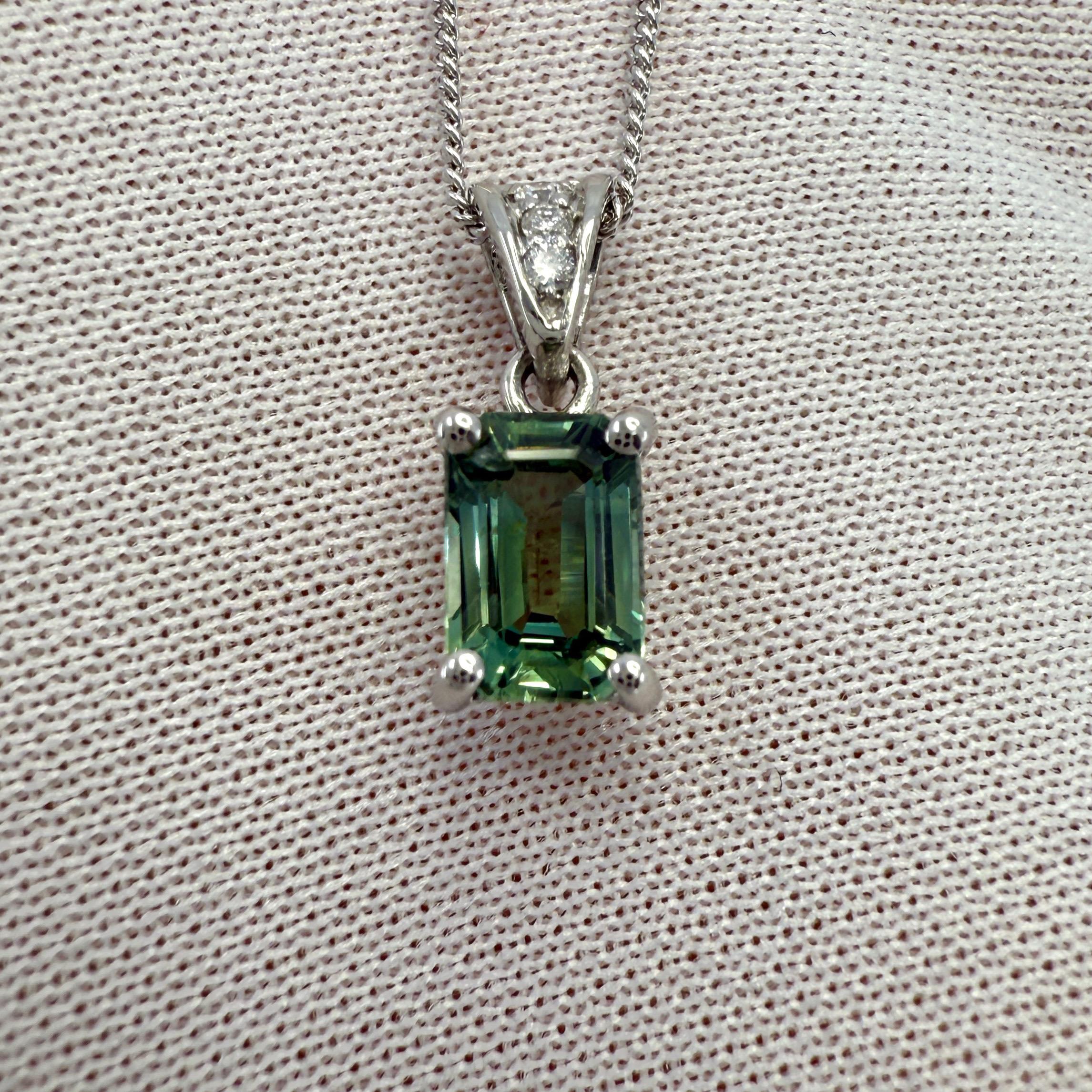 Colgante solitario de platino talla esmeralda y zafiro verde vivo de 1,16 ct en venta 1