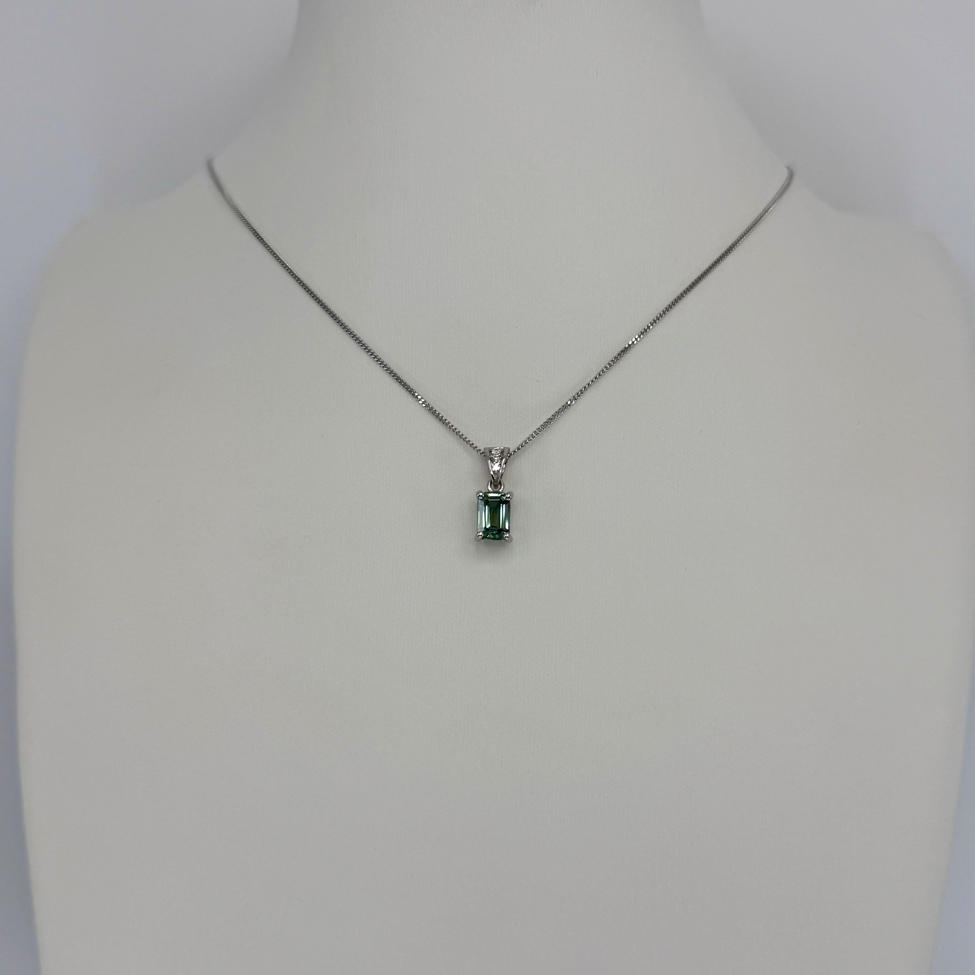 Colgante solitario de platino talla esmeralda y zafiro verde vivo de 1,16 ct en venta 2