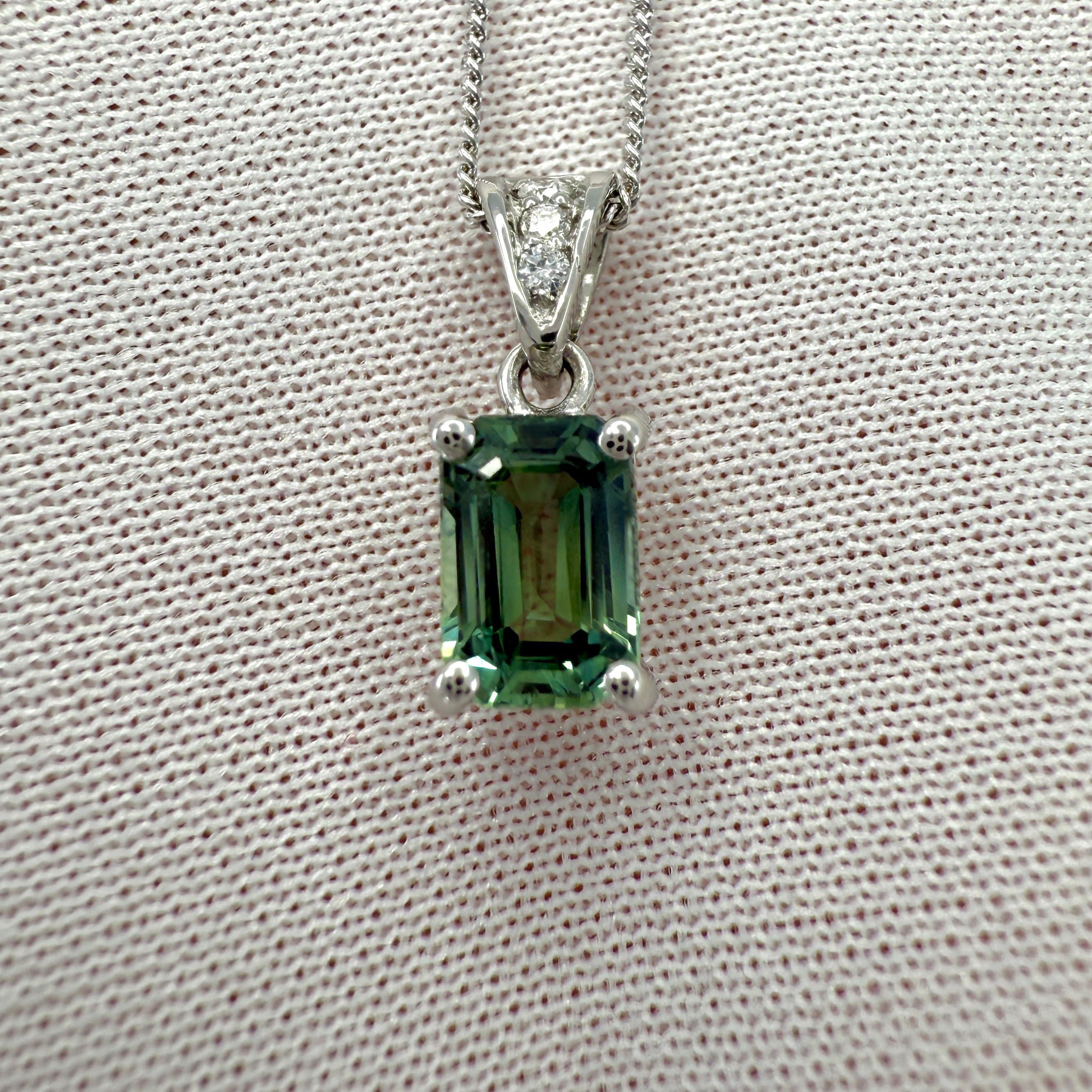 Colgante solitario de platino talla esmeralda y zafiro verde vivo de 1,16 ct en venta 3