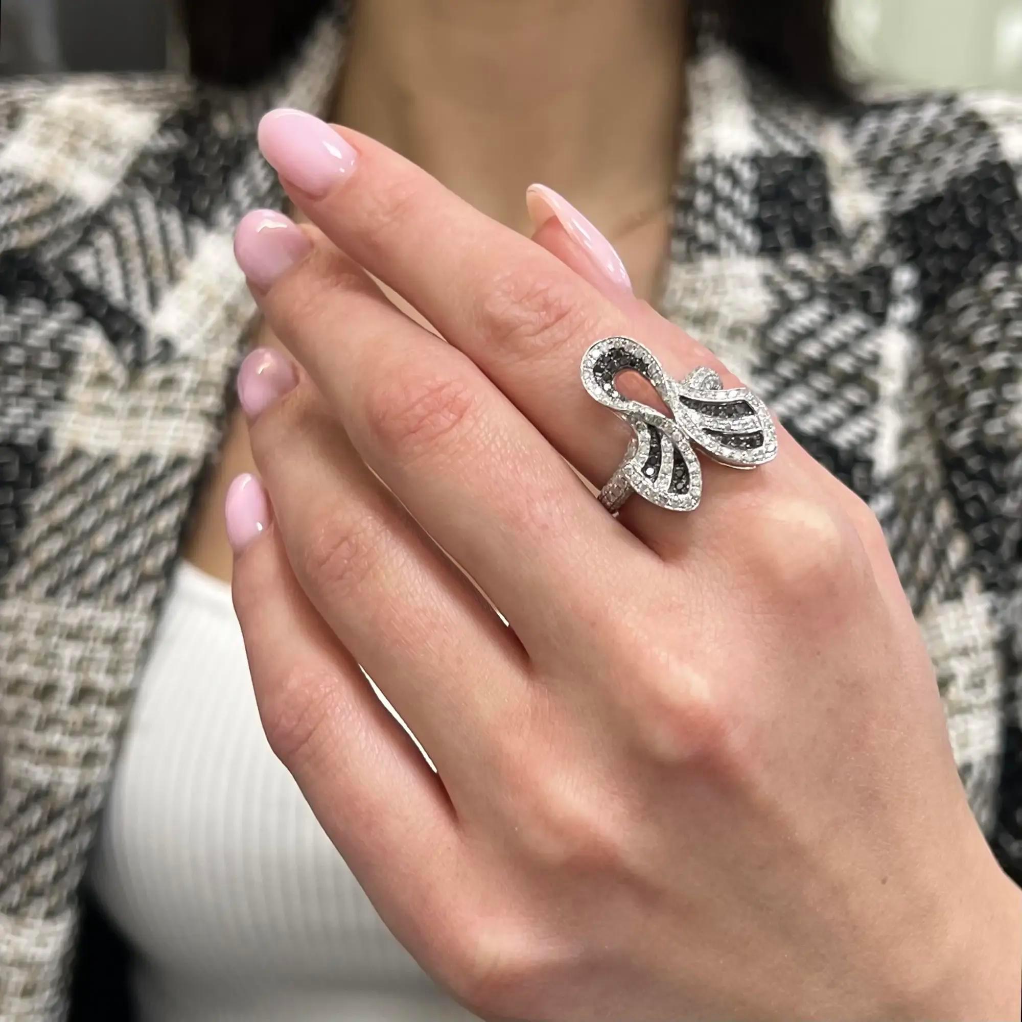 Bague cocktail pour femmes en or blanc 14 carats avec diamants blancs et noirs de 1,16 carat Neuf - En vente à New York, NY