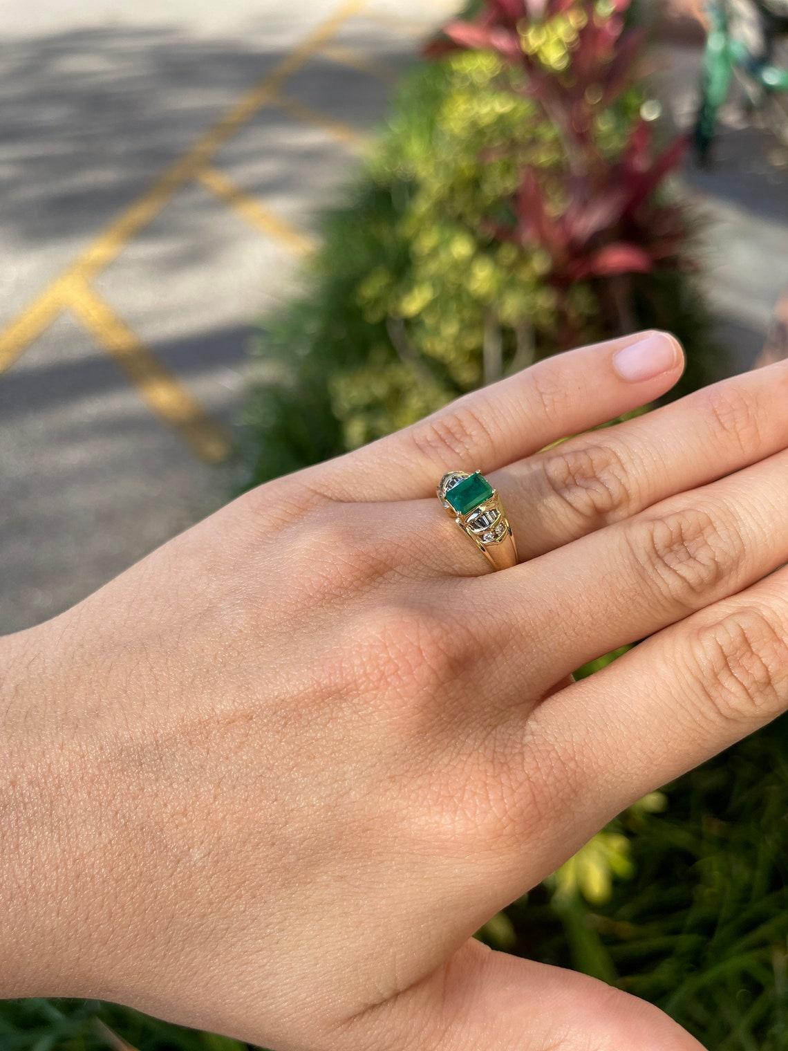 1.16tcw 14K Natural Colombian Emerald & Diamond Statement Ring In New Condition For Sale In Jupiter, FL