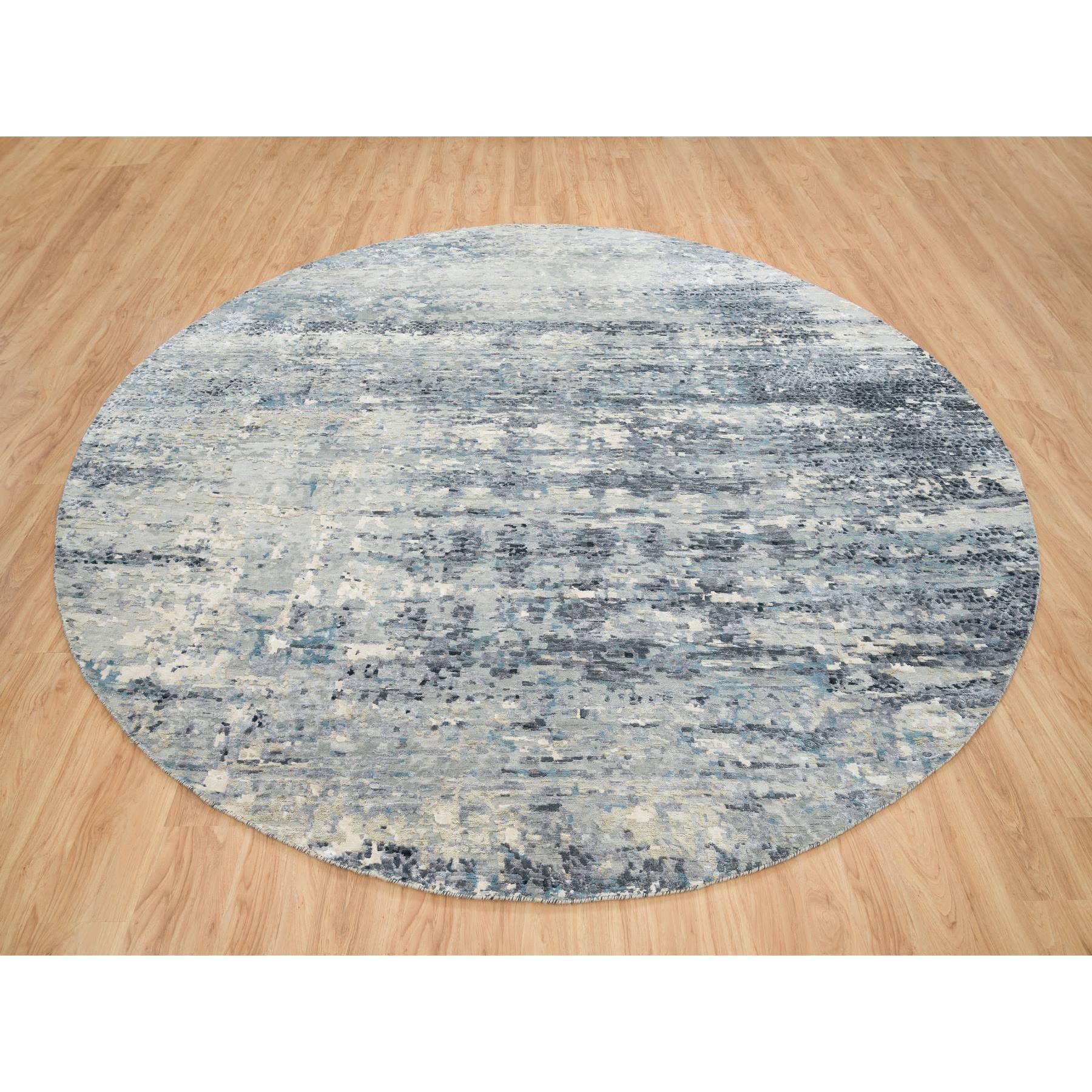 Si tratta di un autentico esemplare unico annodato a mano di Tappeto orientale moderno astratto con disegno a mosaico, in lana e seta. È stato annodato per mesi e mesi con tecniche di tessitura secolari da esperti artigiani.
Materiali primari: Lana