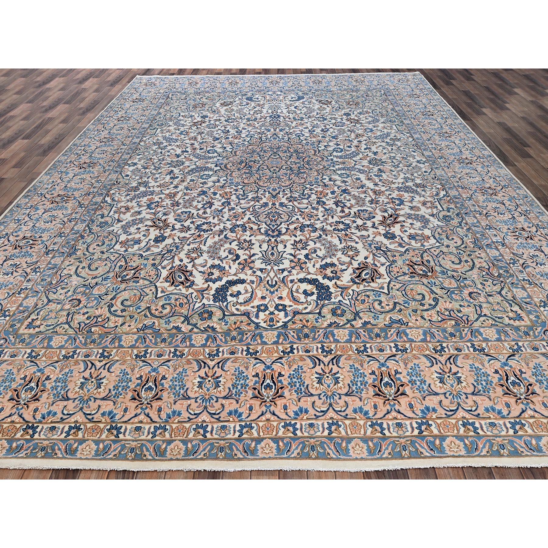 Perlweiß, Vintage Persisch Mashad, Guter Zustand, Sauber und weich, Gleichmäßige Abnutzung, 100% Wolle, Handgeknüpft, XL, Übergröße, Orientteppich
Primäre MATERIALIEN: Wolle
Latex: Kein Flor 
Höhe: 0,25 Zoll
Stil: Traditionell
Grundfarbe: