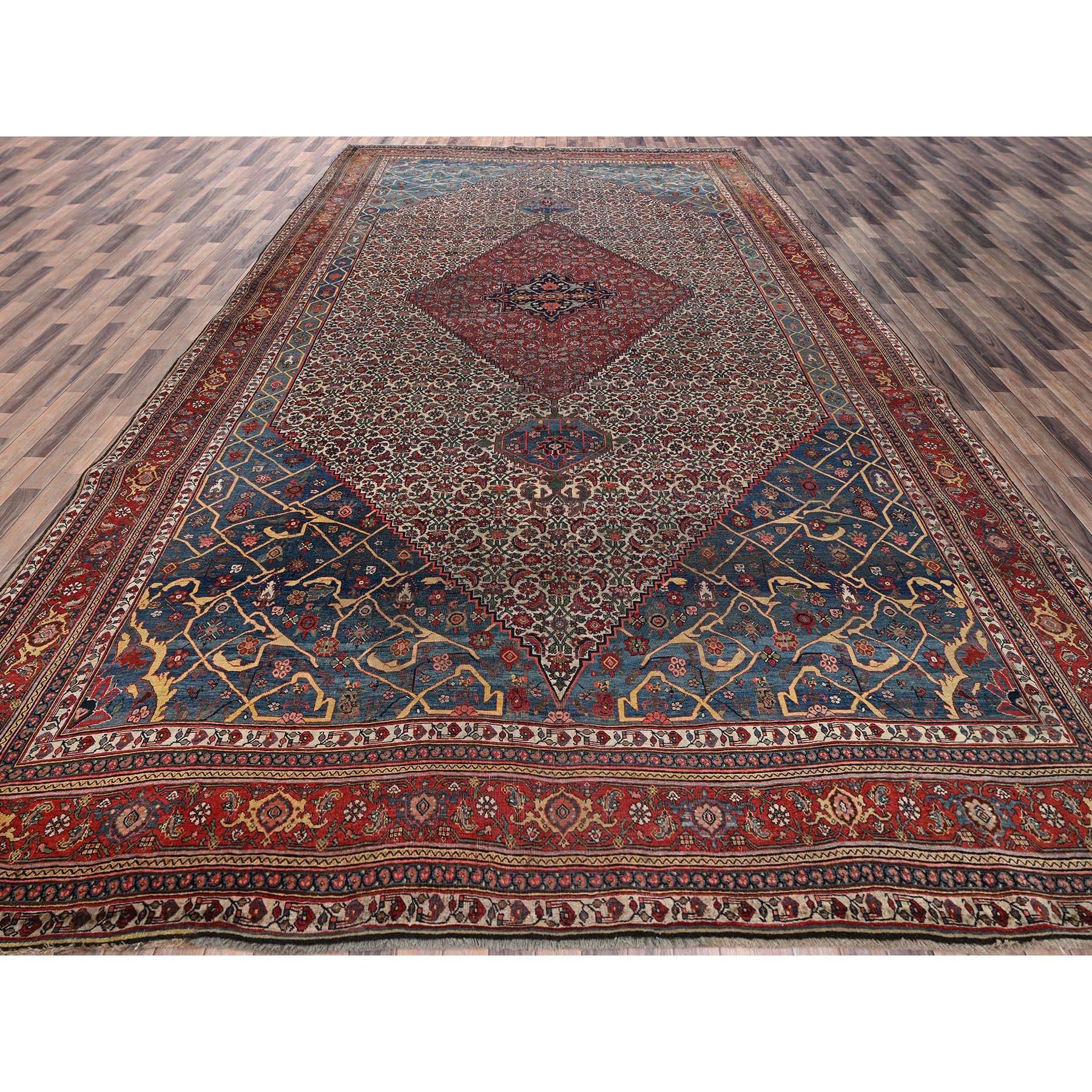 Pfirsichfarbe, Antiker persischer Bidjar, Guter Zustand, Sauber und weich, Gleichmäßige Abnutzung, Herrenhausgröße, 100% Wolle, Handgeknüpft, XL, Übergröße, Orientteppich
Primäre MATERIALIEN: Wolle
Latex: Kein Flor 
Höhe: 0,25 Zoll
Stil: