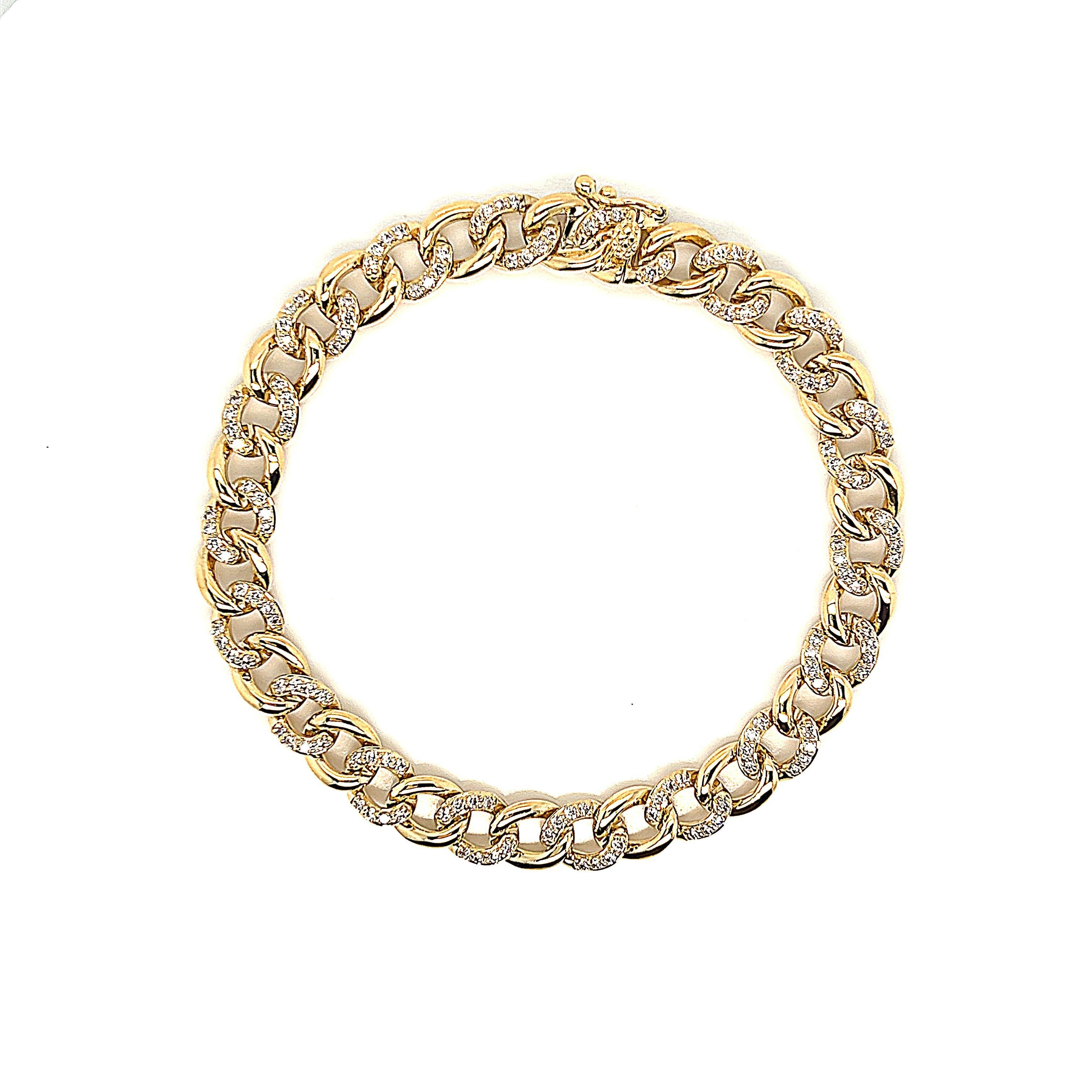 Bracelet moderne à maillons cubains en diamant.
141 diamants ronds, 1,17 carats au total. Couleur F/G et pureté SI. Or jaune 18k, 15.18 grammes, 7 pouces.
Sur demande, une évaluation à jour par un GIA G.G. est fournie après l'achat. Veuillez nous
