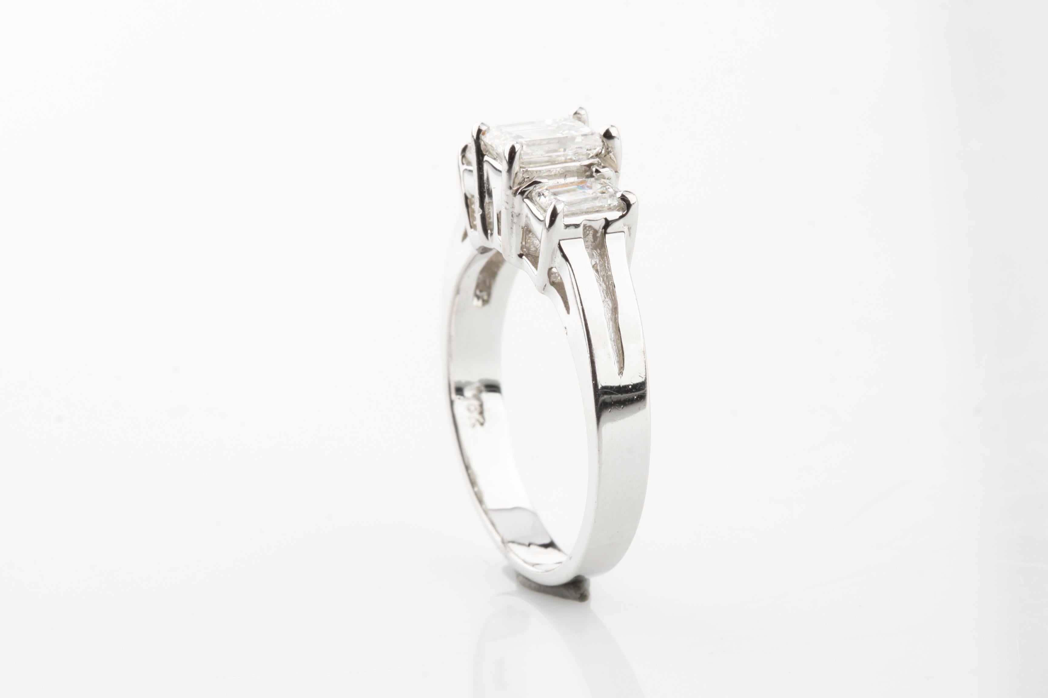 1.17 Karat Smaragdschliff-Diamant 18 Karat Weißgold Dreistein-Verlobungsring im Zustand „Hervorragend“ im Angebot in Sherman Oaks, CA
