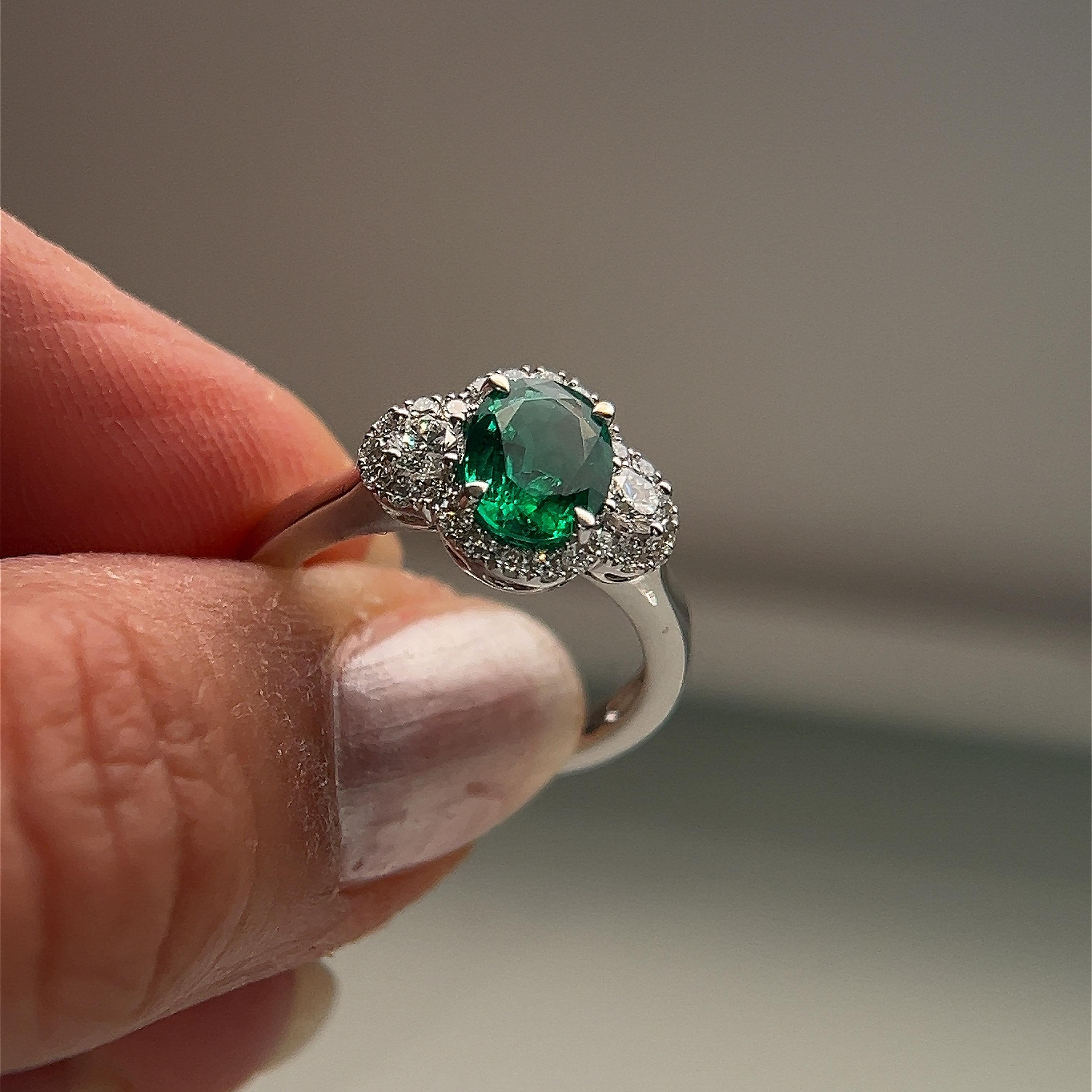 1,17 Karat Smaragd-Diamantring (Zeitgenössisch) im Angebot