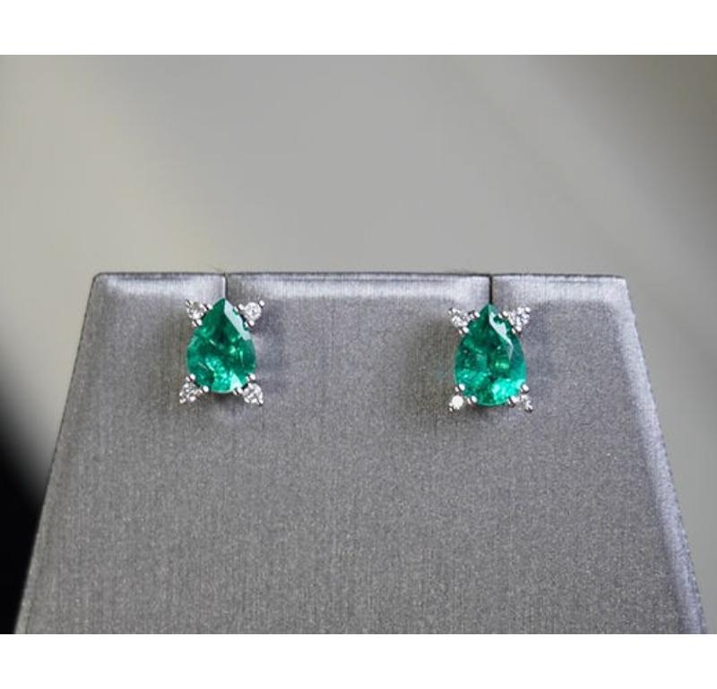 Emerald Weight: 1.17 CT, Measurements: 7x5 mm, Diamond Weight: 0.08 CT 1.3 mm, Metal: 18K White Gold, Gold Weight: 2.21 gm, Shape: Pear, Color: Intense Green, Hardness: 7.5-8, Birthstone: May