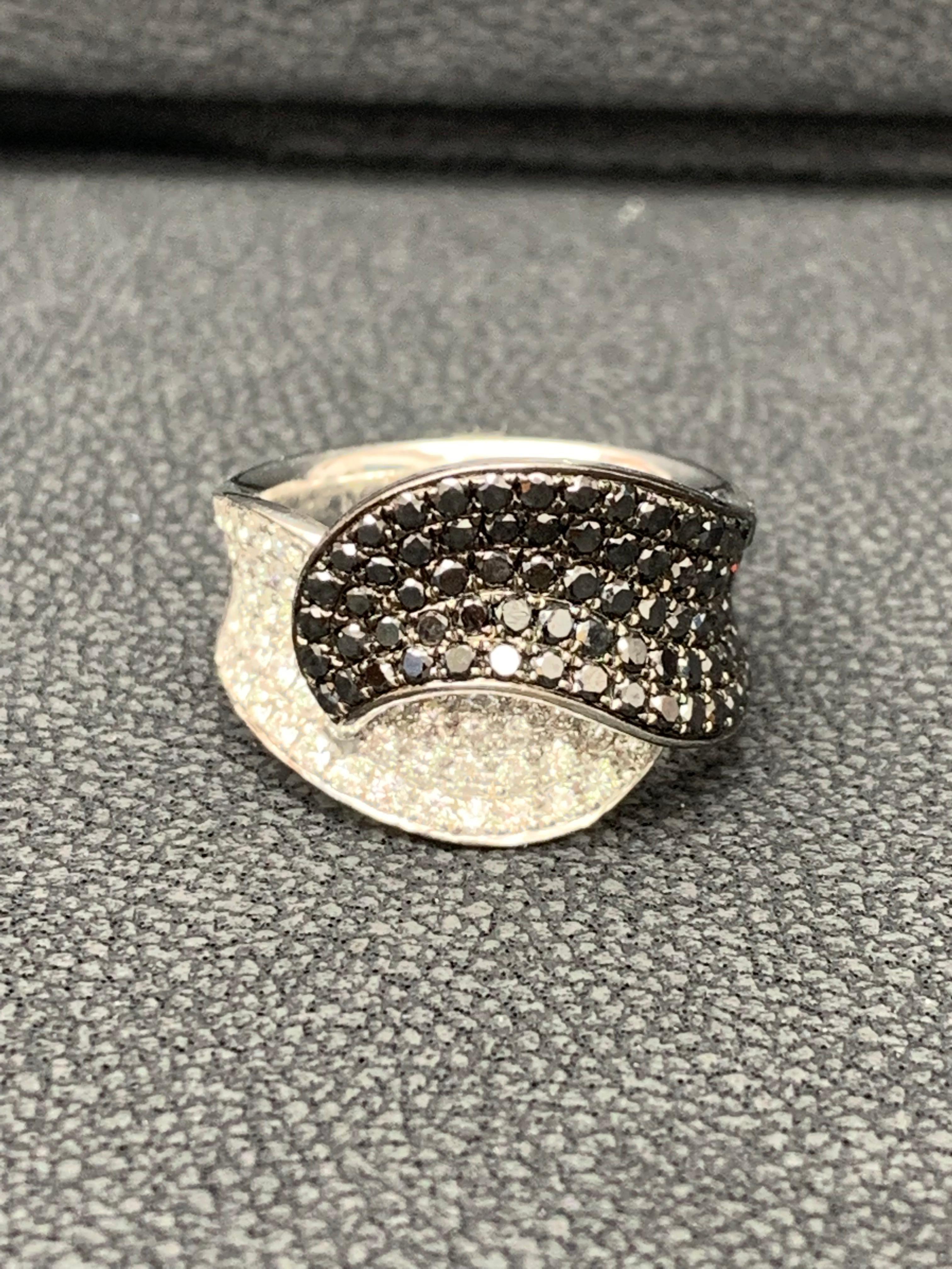 Ein stilvoller Ring mit schwarzen Diamanten und weißen Diamanten als Akzente, gefasst in einer Mikropfanne  fassung aus 18 Karat Gold. Schwarze Diamanten wiegen insgesamt 1,17 Karat, weiße Diamanten wiegen insgesamt 0,57 Karat.

Größe 6.5 US