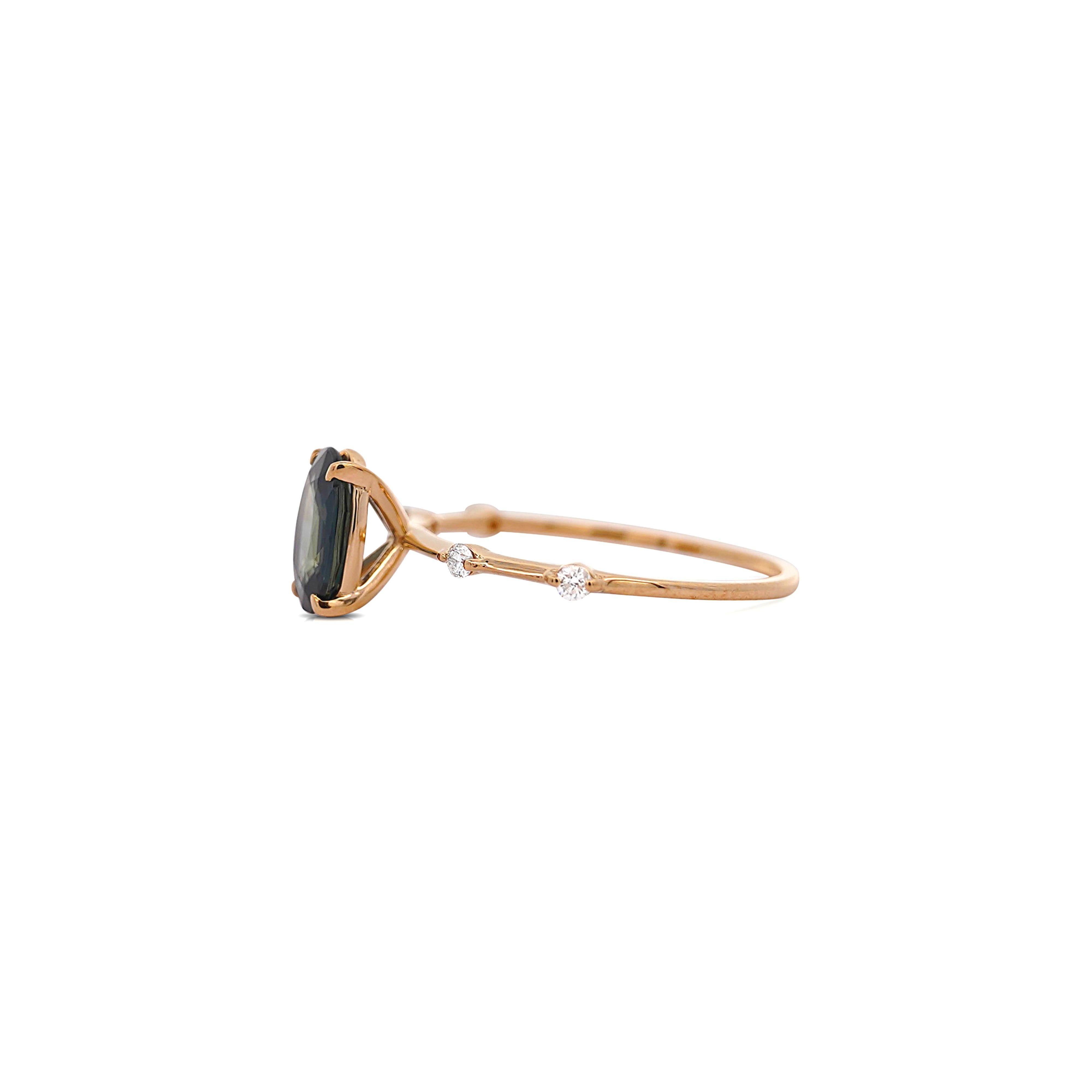 1,17 Karat Oval Cut Saphir Thin Diamond Band 14K Gelbgold Ring. Fixiert in einer 4-Zacken-Fassung. Die Schultern der Ringe tragen 2 zierliche runde Diamanten, die perfekt in einem dünnen 1,6 mm breiten Band platziert sind, das den Mittelstein