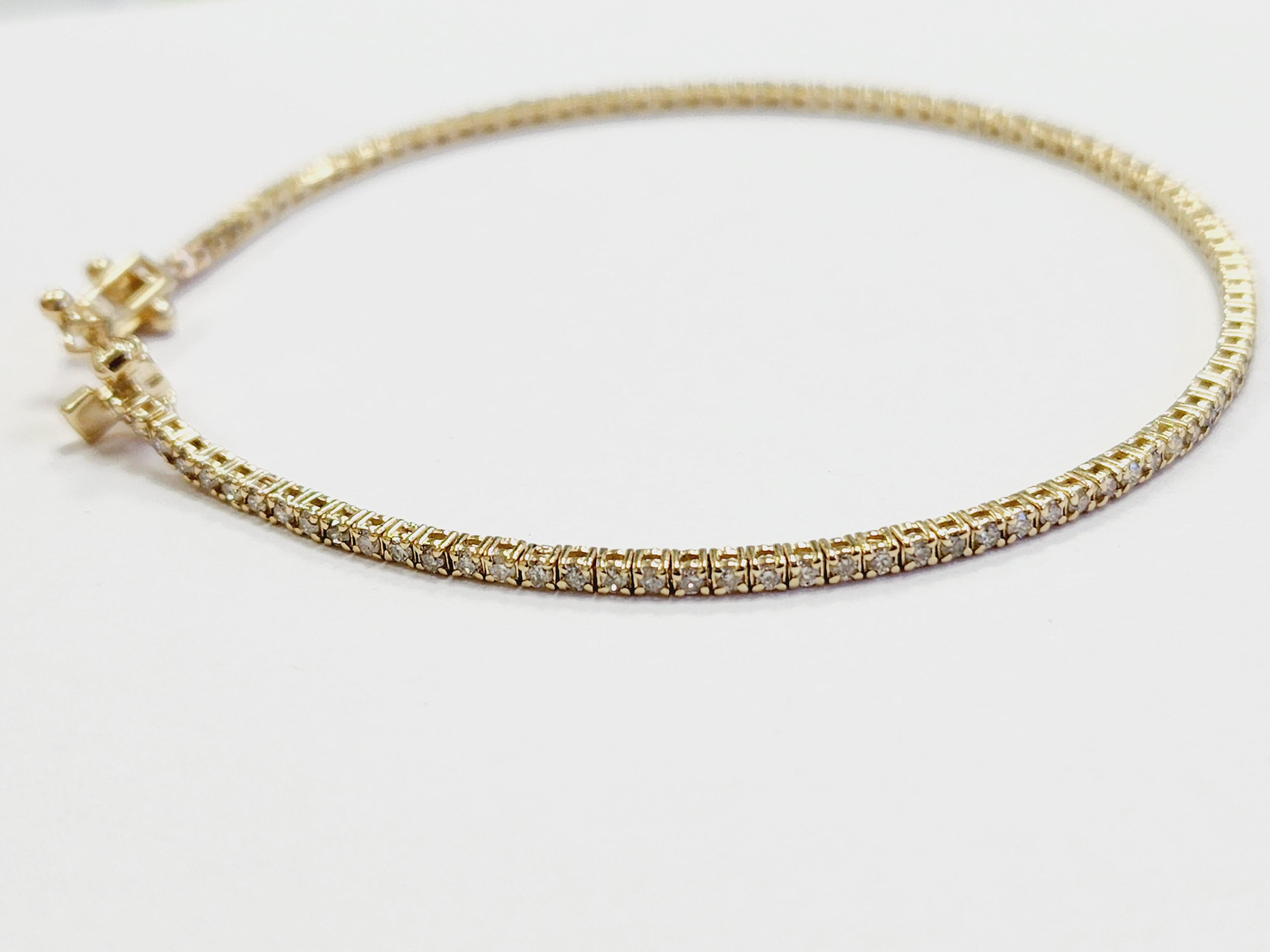A quality tennis bracelet, round-brilliant cut diamonds. set on 14k yellow gold. 
each stone is set in a classic four-prong style for maximum light brilliance.
7 inch. Average Color I, Clarity SI.