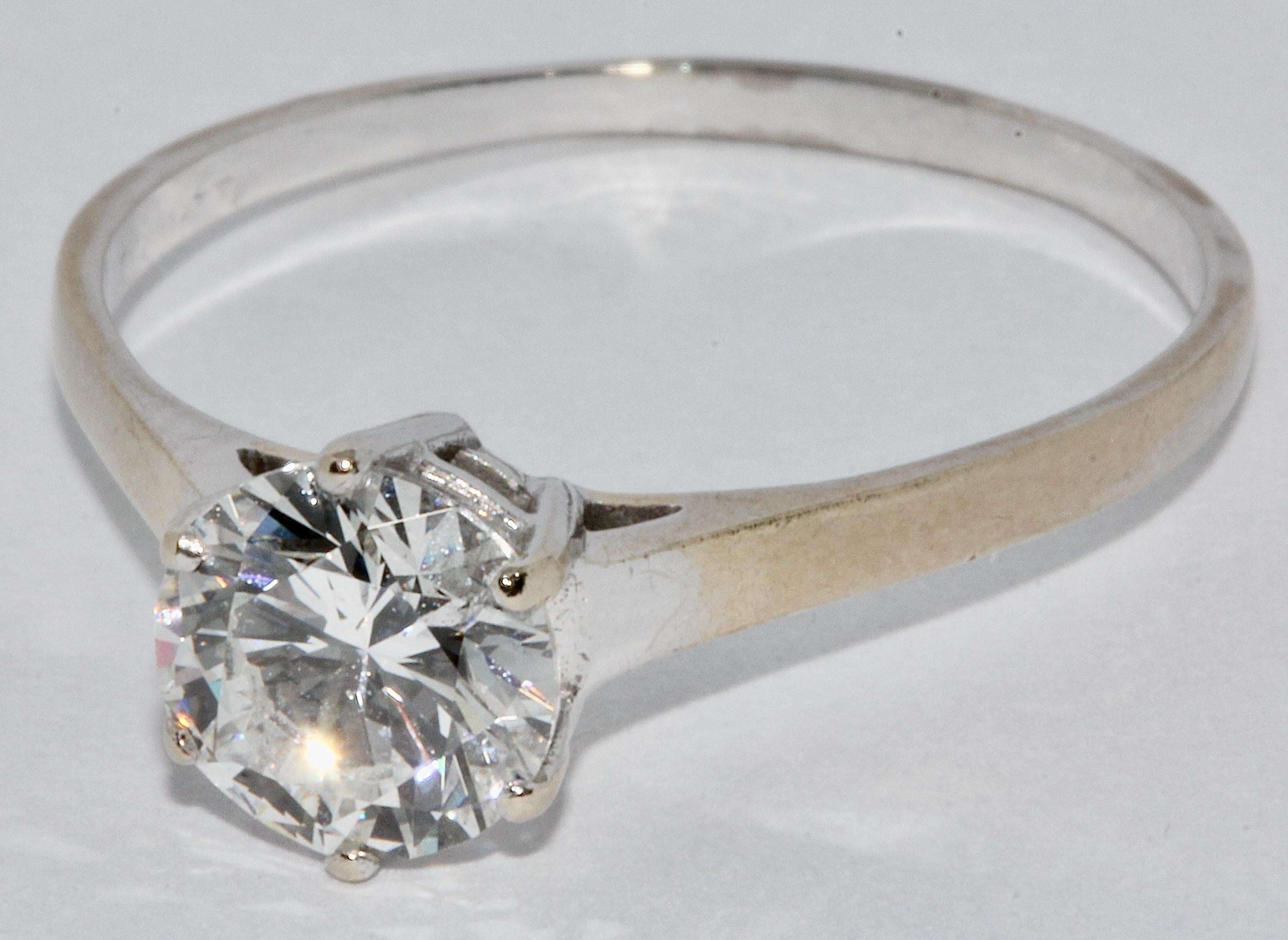 1.17 carat solitaire diamond ring, white gold.

Carat: approx.1.17
Cut: very good
Color: white, F
Clarity: SI2

Including certificate of authenticity.