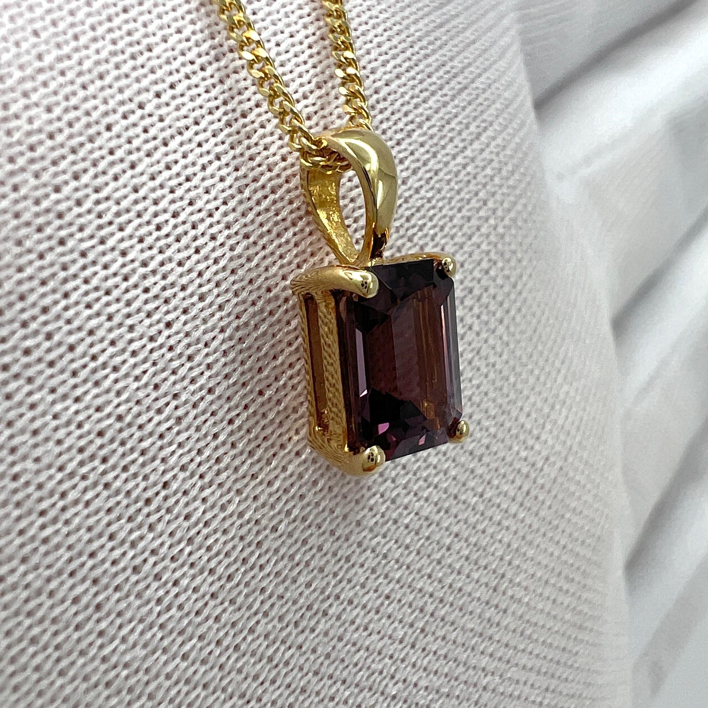 1.17 Carat Vivid Pink Purple Spinel Emerald Cut Yellow Gold Pendant Necklace In New Condition For Sale In Birmingham, GB