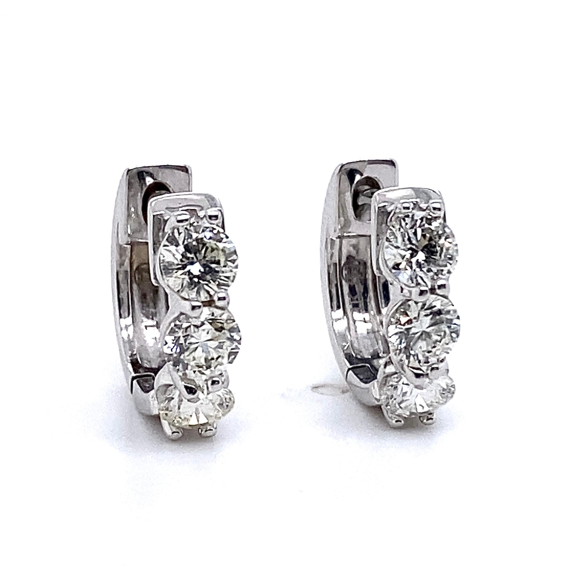 Taglio rotondo 1,17 carati 12 mm Huggie Hoops in oro bianco 14K con 6 diamanti in vendita