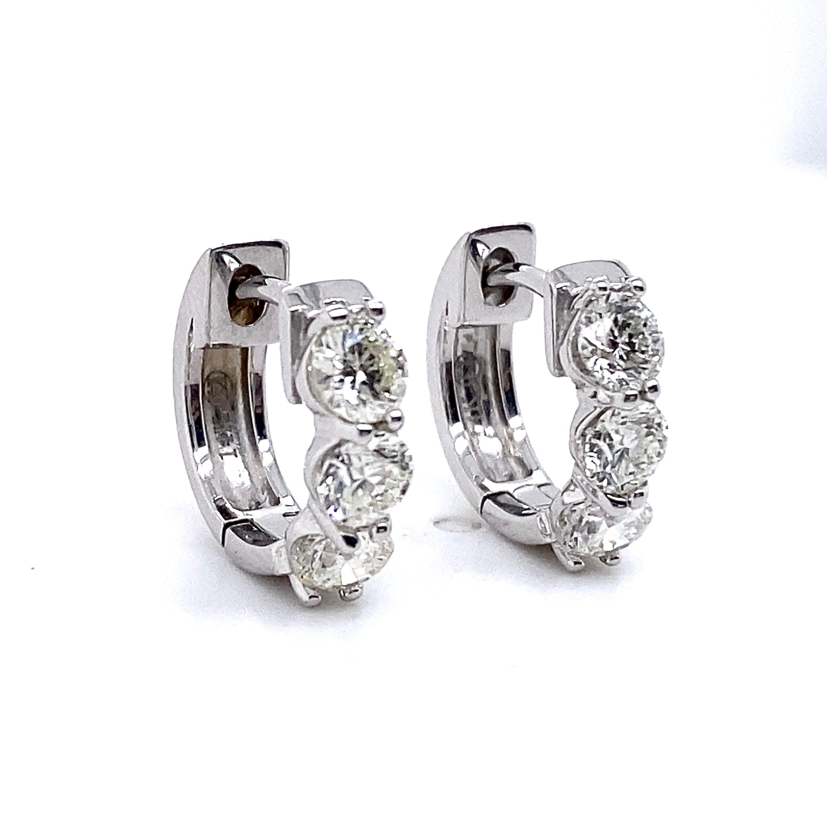 1,17 carati 12 mm Huggie Hoops in oro bianco 14K con 6 diamanti In condizioni Nuovo in vendita a Austin, TX