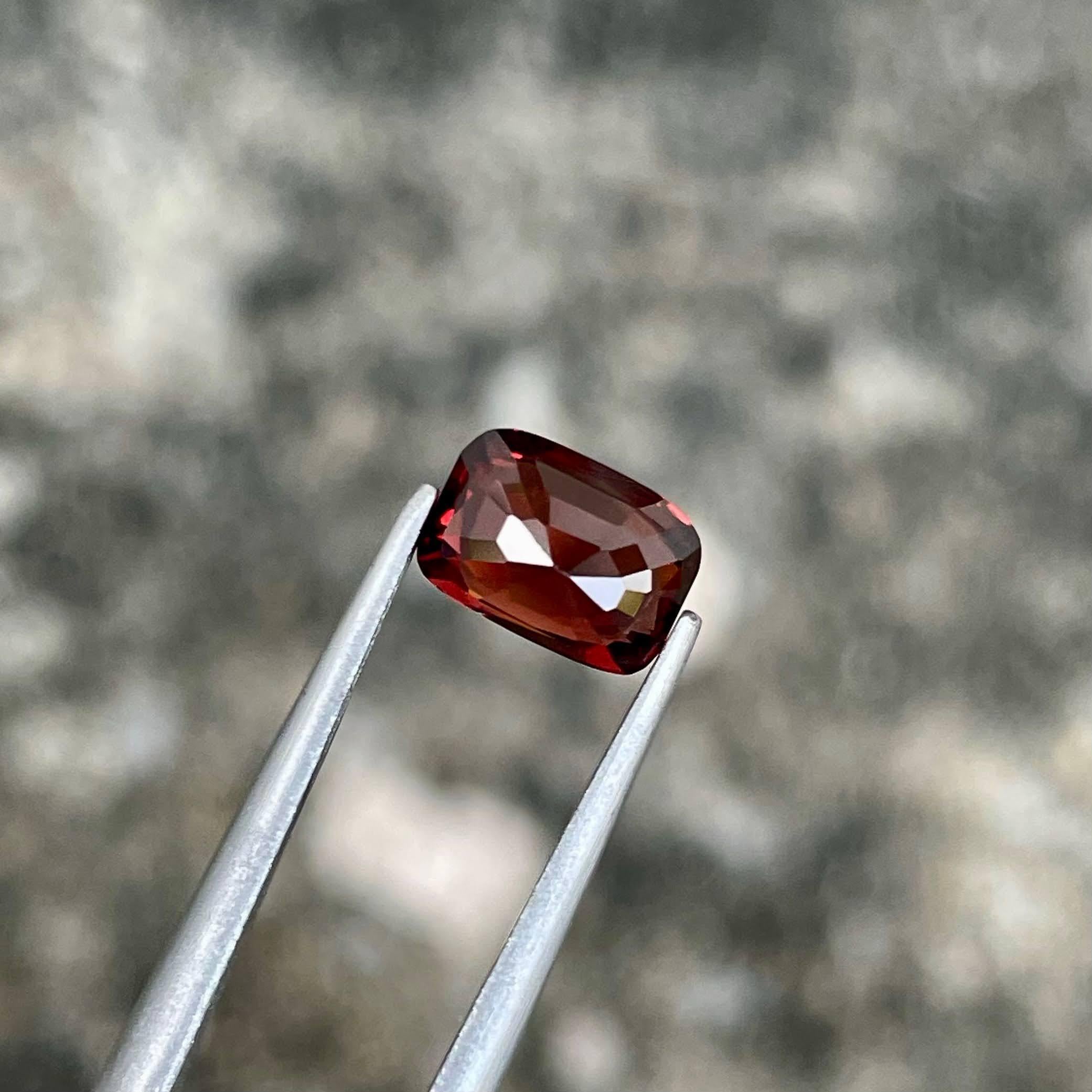 Peso 1,17 carati 
Dimensioni: 7,1x5,1x3,6 mm
Trattamento nessuno 
Origine Birmania 
Clarity VSS
Forma del cuscino 
Taglio cuscino fantasia 



Questa splendida gemma di spinello rosso bruno da 1,17 carati, tagliata a cuscino alla perfezione, mostra