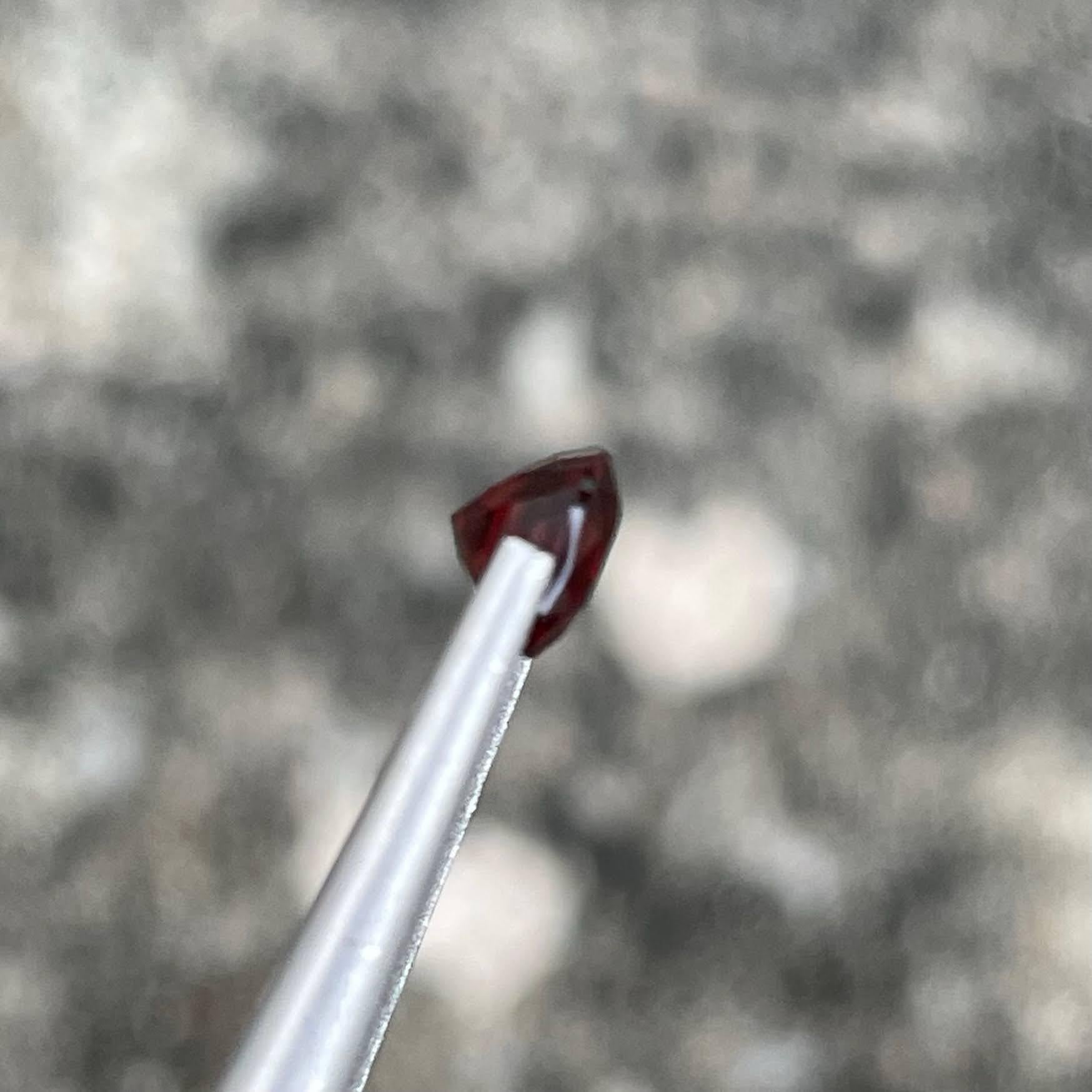 Moderno 1,17 carati di Spinello rosso brunastro, gemma con taglio a cuscino proveniente dalla Birmania in vendita