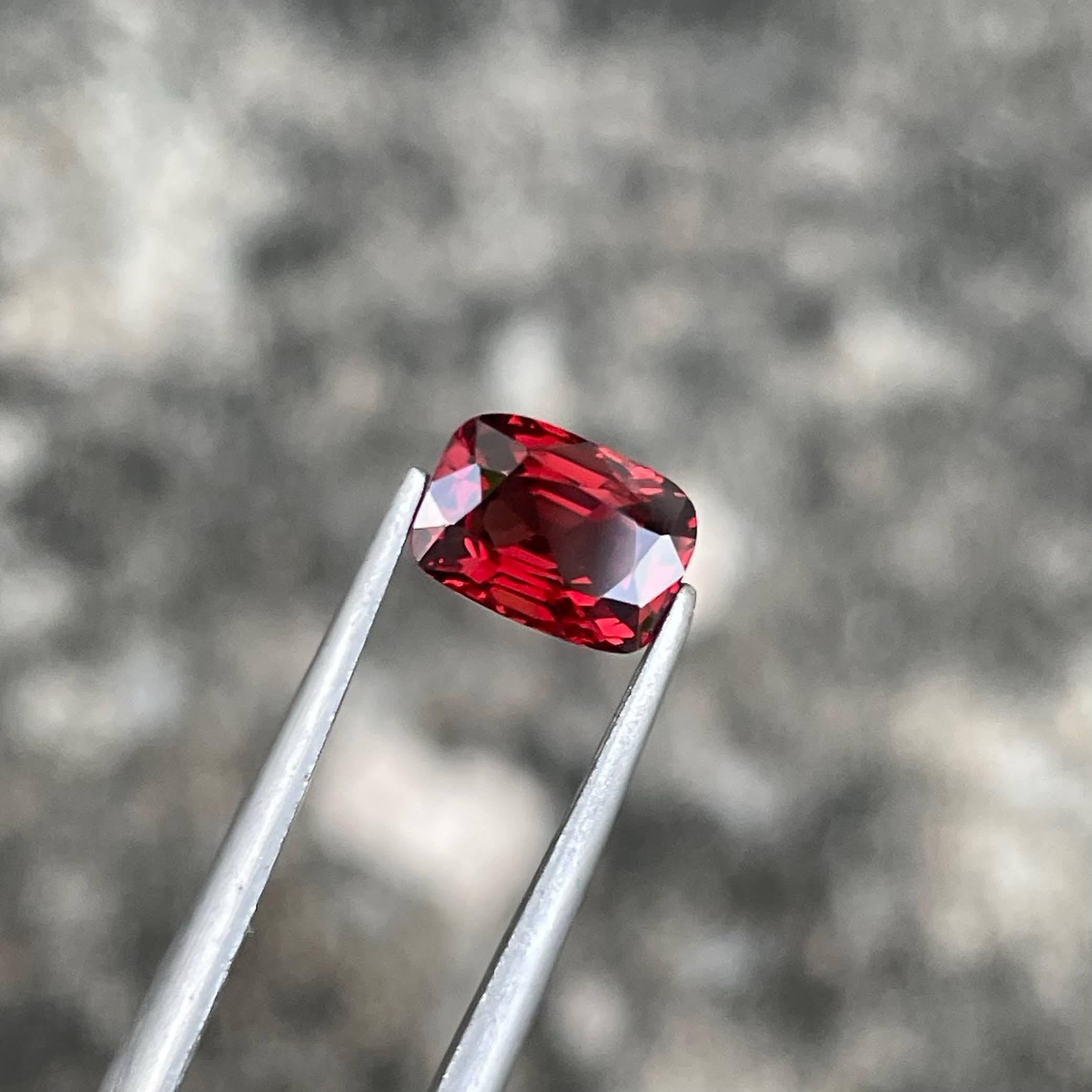Taglio cuscino 1,17 carati di Spinello rosso brunastro, gemma con taglio a cuscino proveniente dalla Birmania in vendita