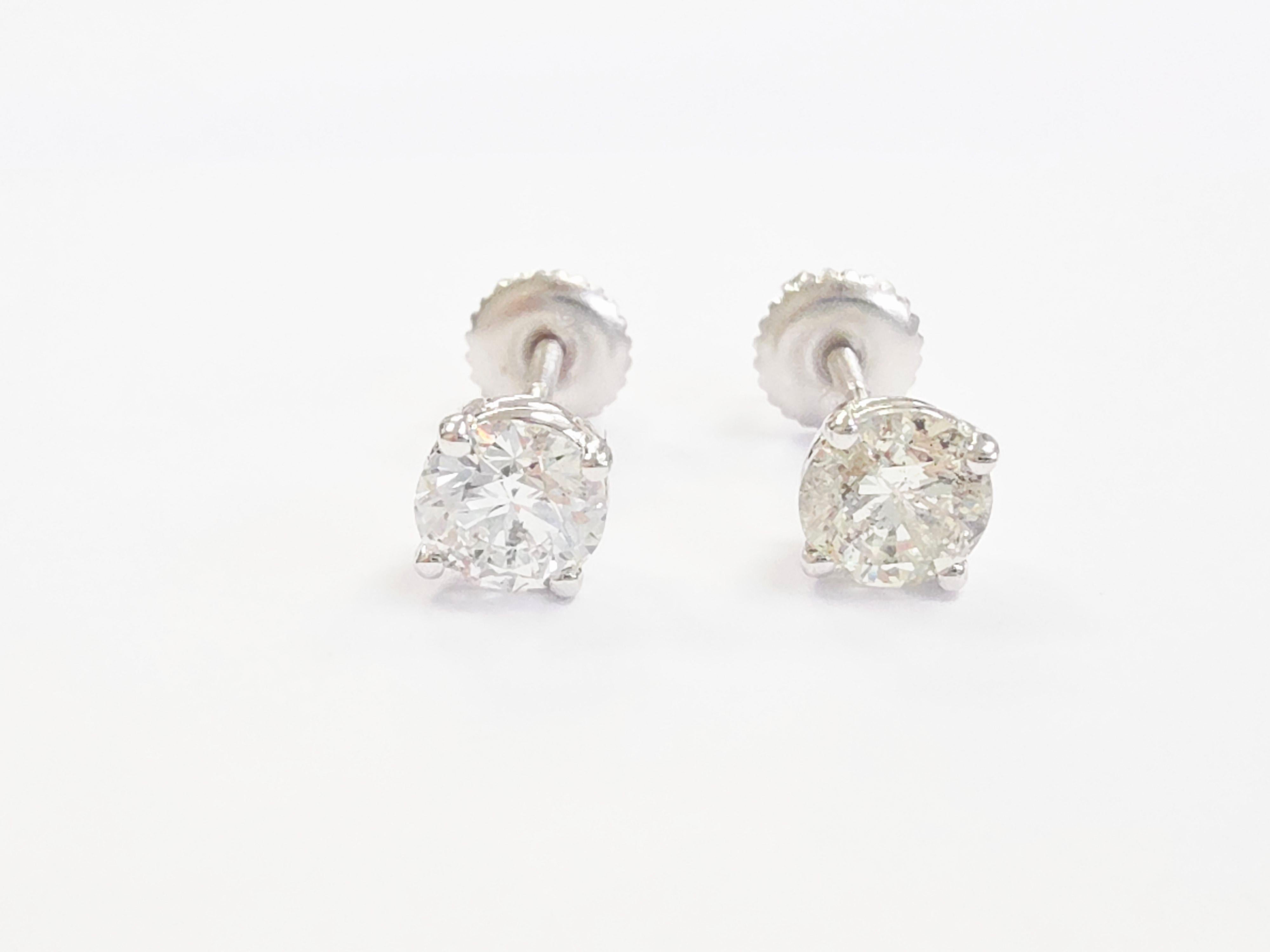Orecchini con diamanti tondi naturali da 1,17 carati in oro bianco 14K

Aggiungi un'eleganza senza tempo alla tua collezione di gioielli con questi bellissimi orecchini con diamanti naturali da 1,17 carati. Ogni orecchino presenta un diamante
