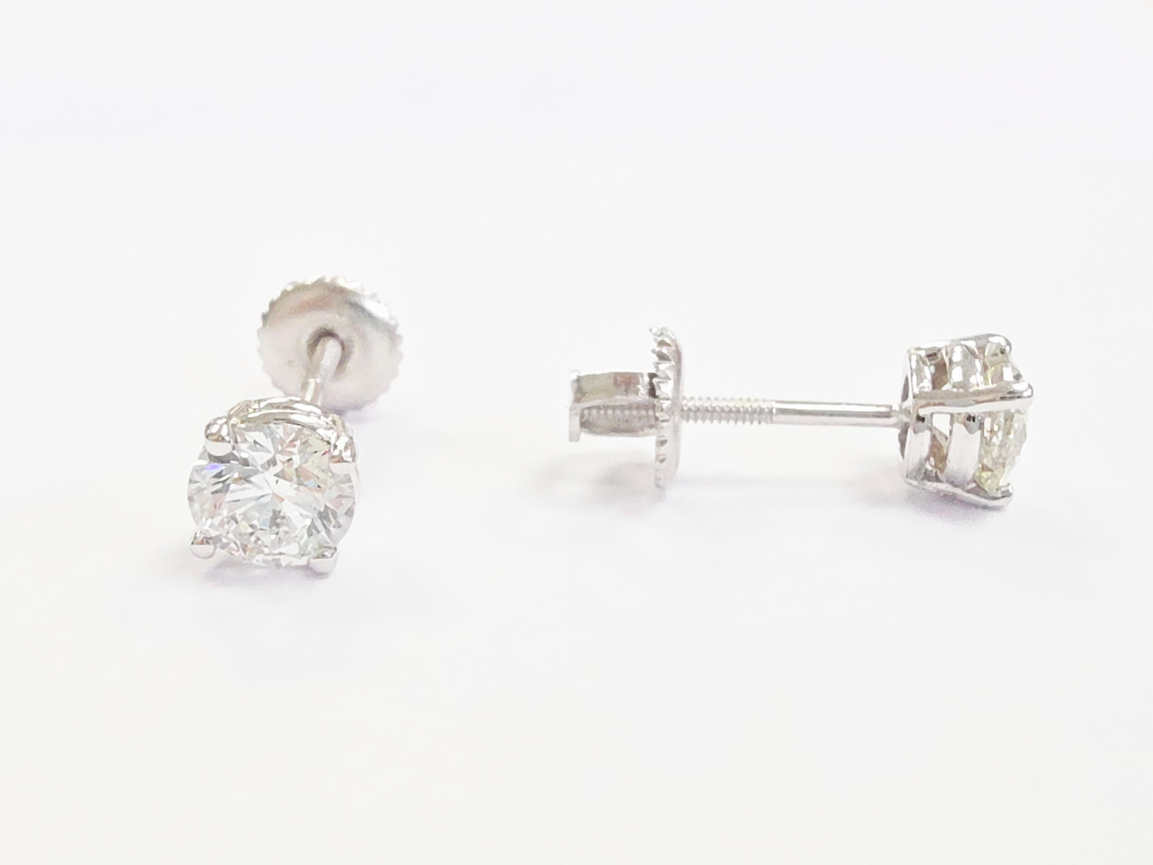 Taglio rotondo Borchie con diamante naturale di forma rotonda da 1,17 carati in oro bianco 14 carati in vendita