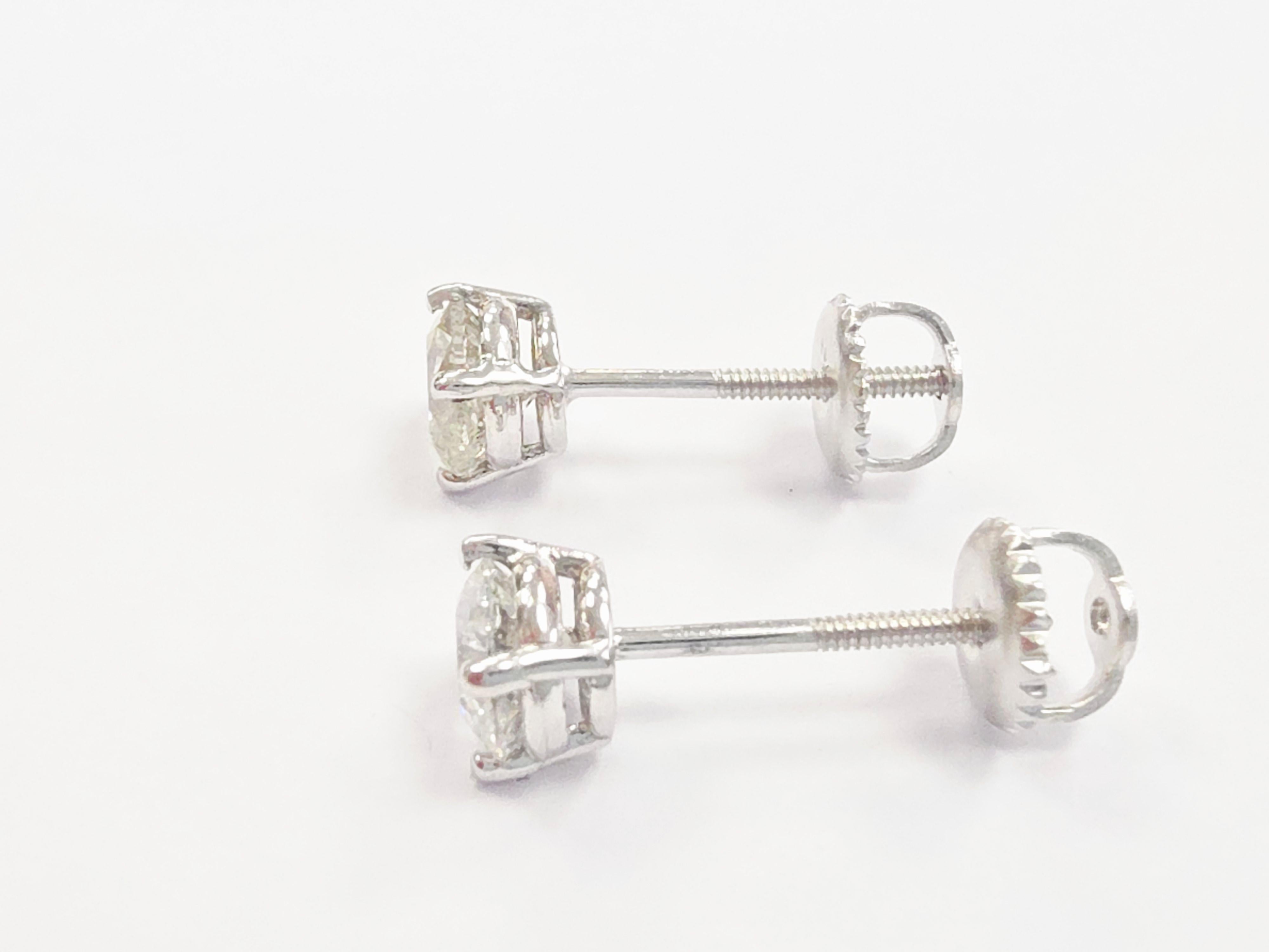 Borchie con diamante naturale di forma rotonda da 1,17 carati in oro bianco 14 carati in vendita 1