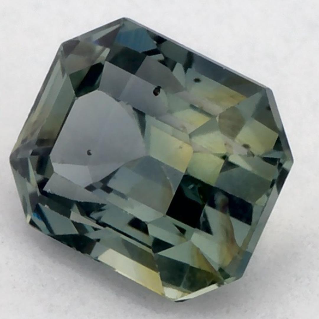 Ce saphir vert naturel offre élégance et sophistication. Avec sa riche saturation de couleurs et sa coupe précise, il constitue la pièce maîtresse parfaite pour une bague de fiançailles ou une conception de bijoux de luxe.

Ce saphir provient du Sri