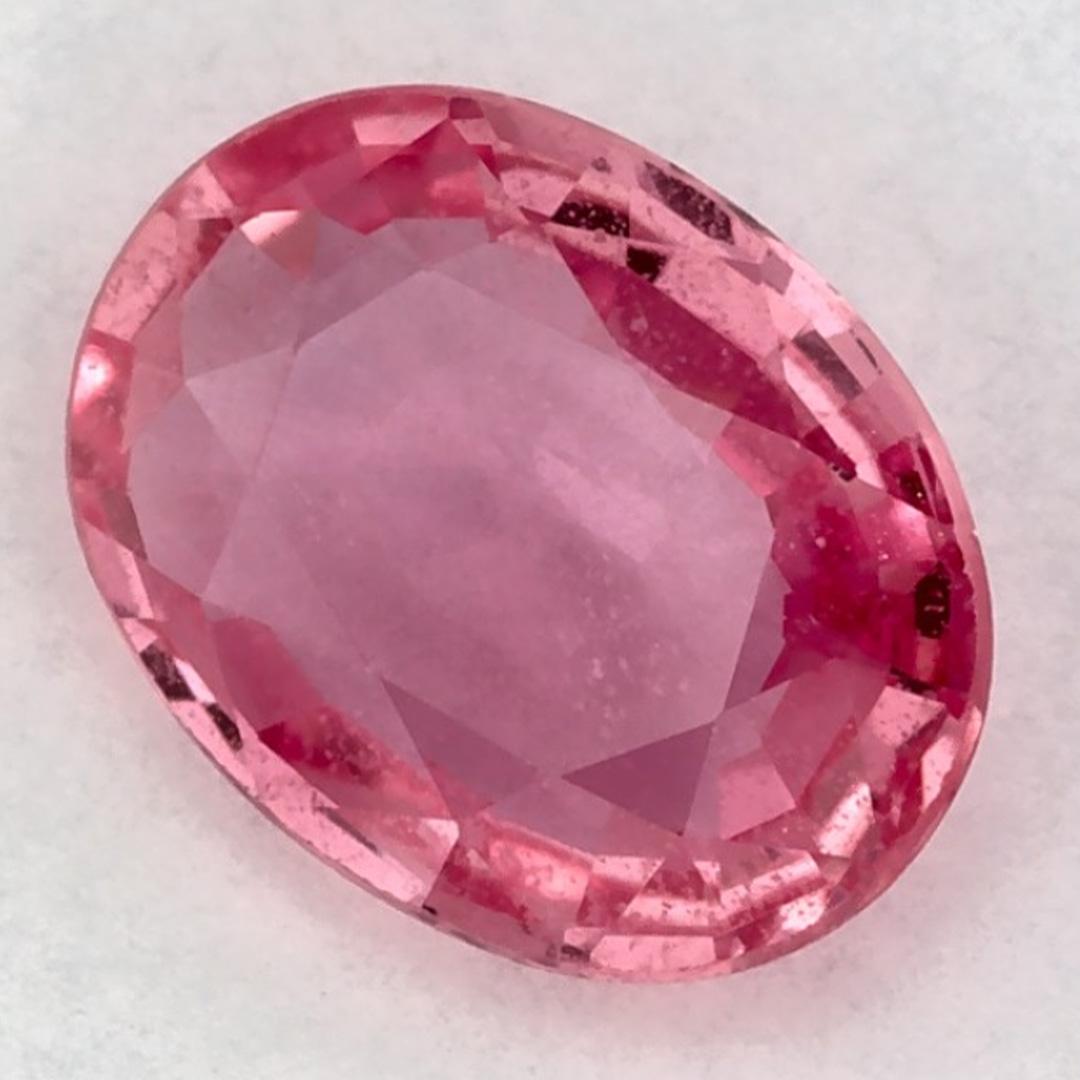 Dieser natürliche rosa Saphir bietet Eleganz und Raffinesse. Mit seiner satten Farbsättigung und seinem präzisen Schliff ist er das perfekte Herzstück für einen Verlobungsring oder ein luxuriöses Schmuckdesign.

Dieser Saphir stammt aus Sri Lanka